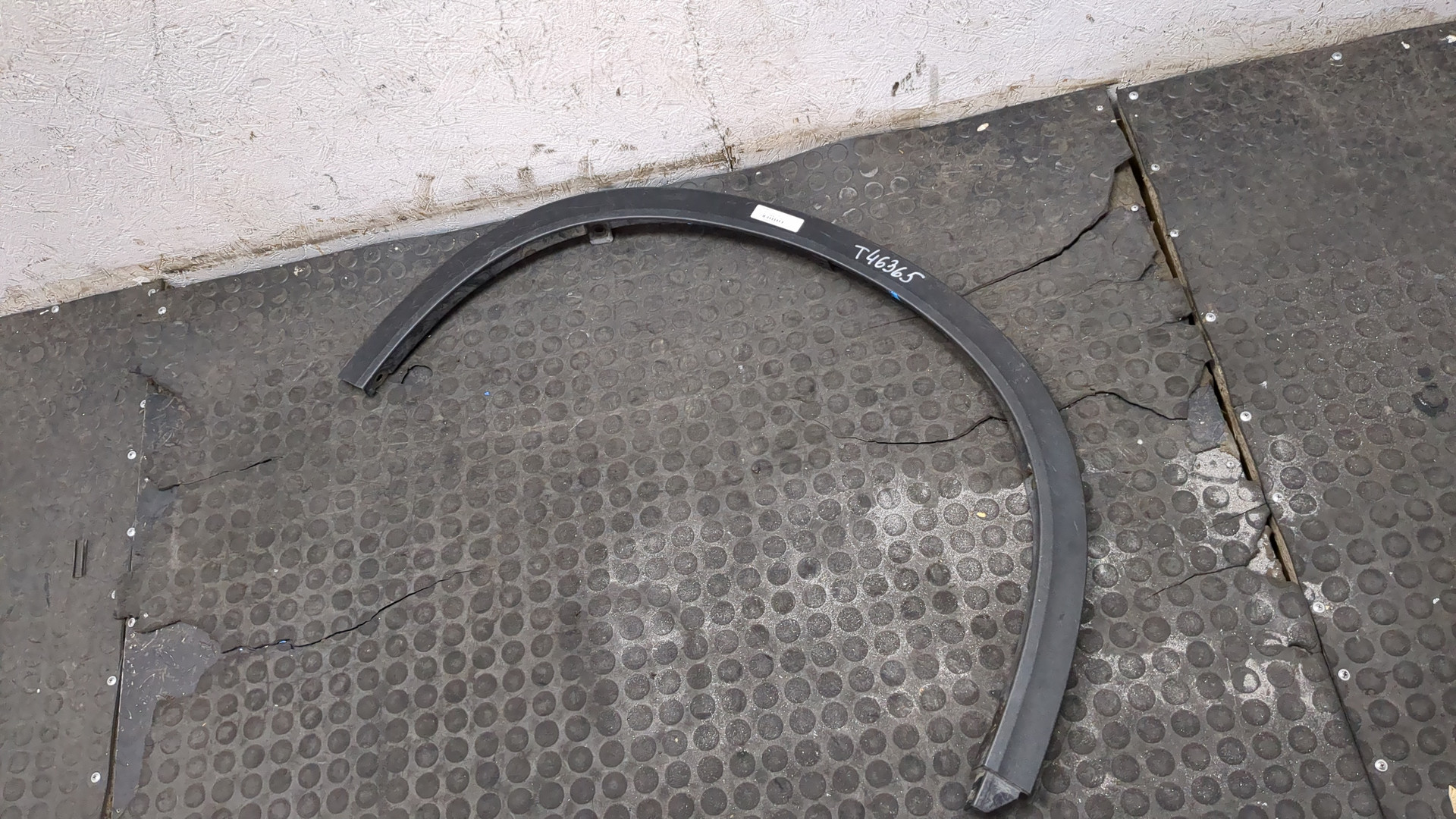 Накладка переднего крыла левого