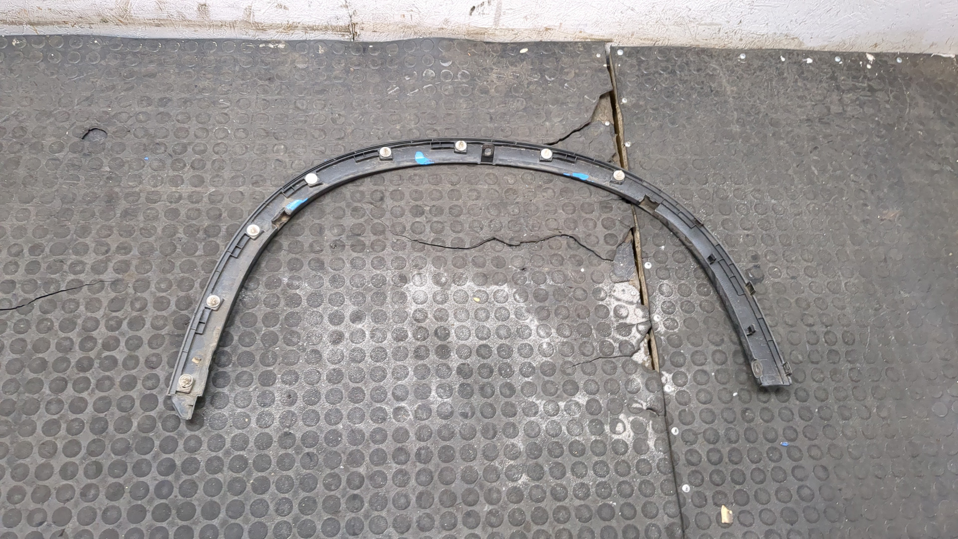 Накладка переднего крыла левого