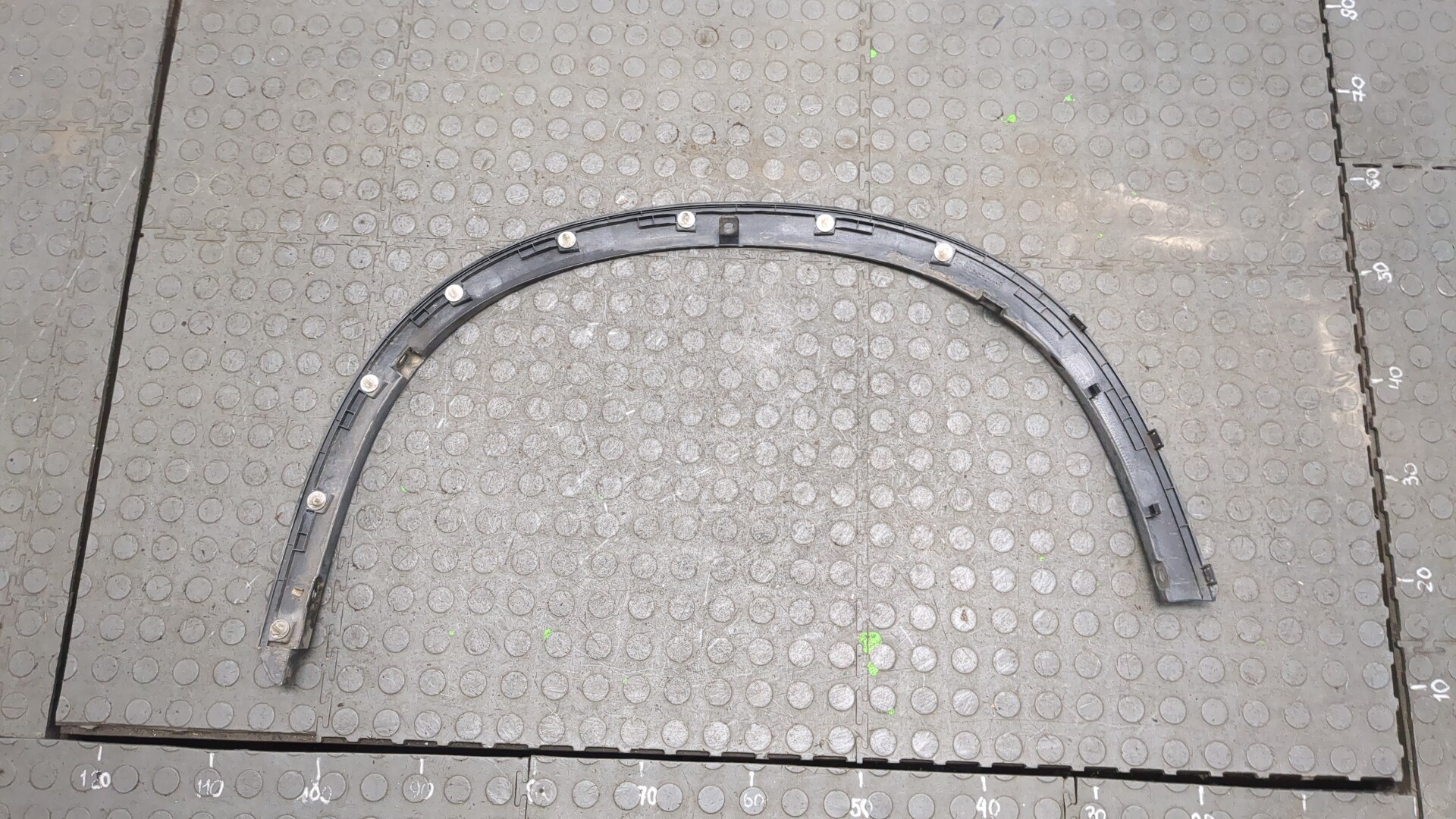 Накладка переднего крыла левого