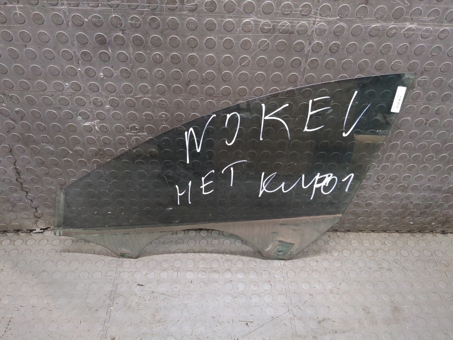 Стекло двери передней левой