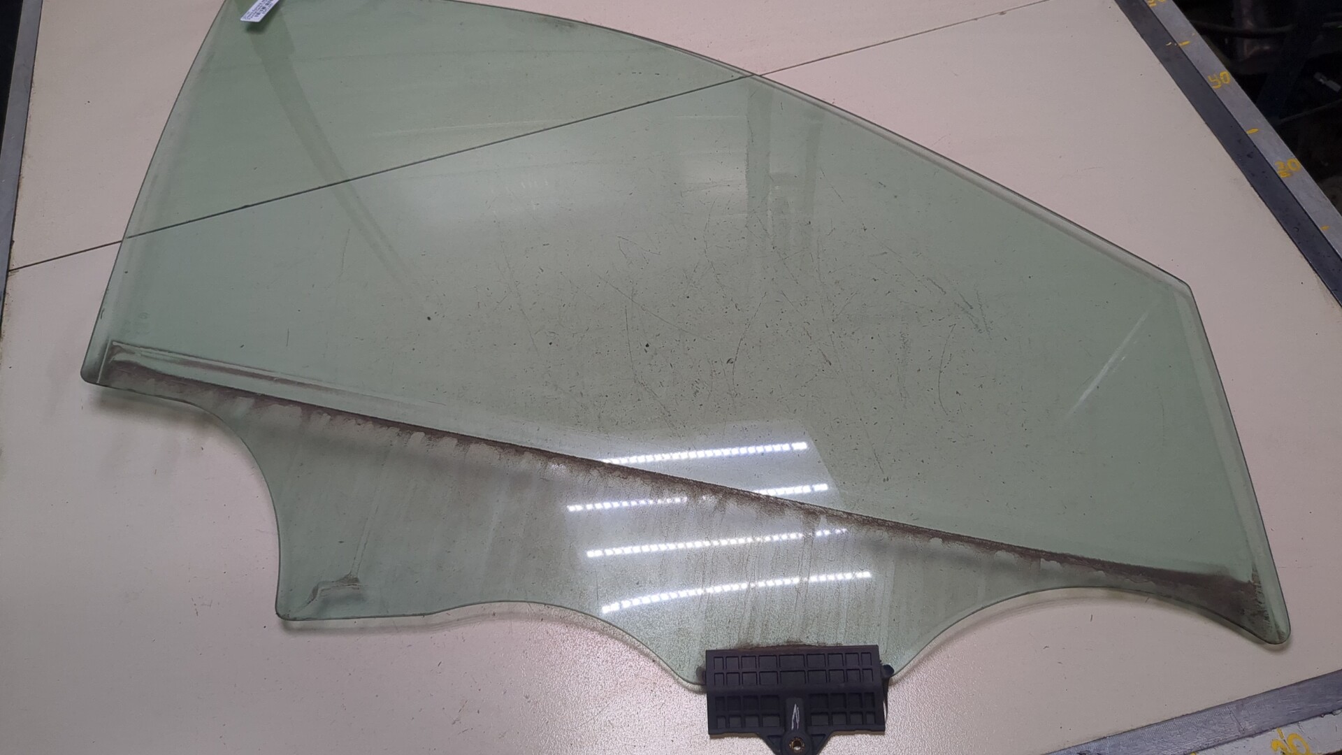 Стекло двери передней правой