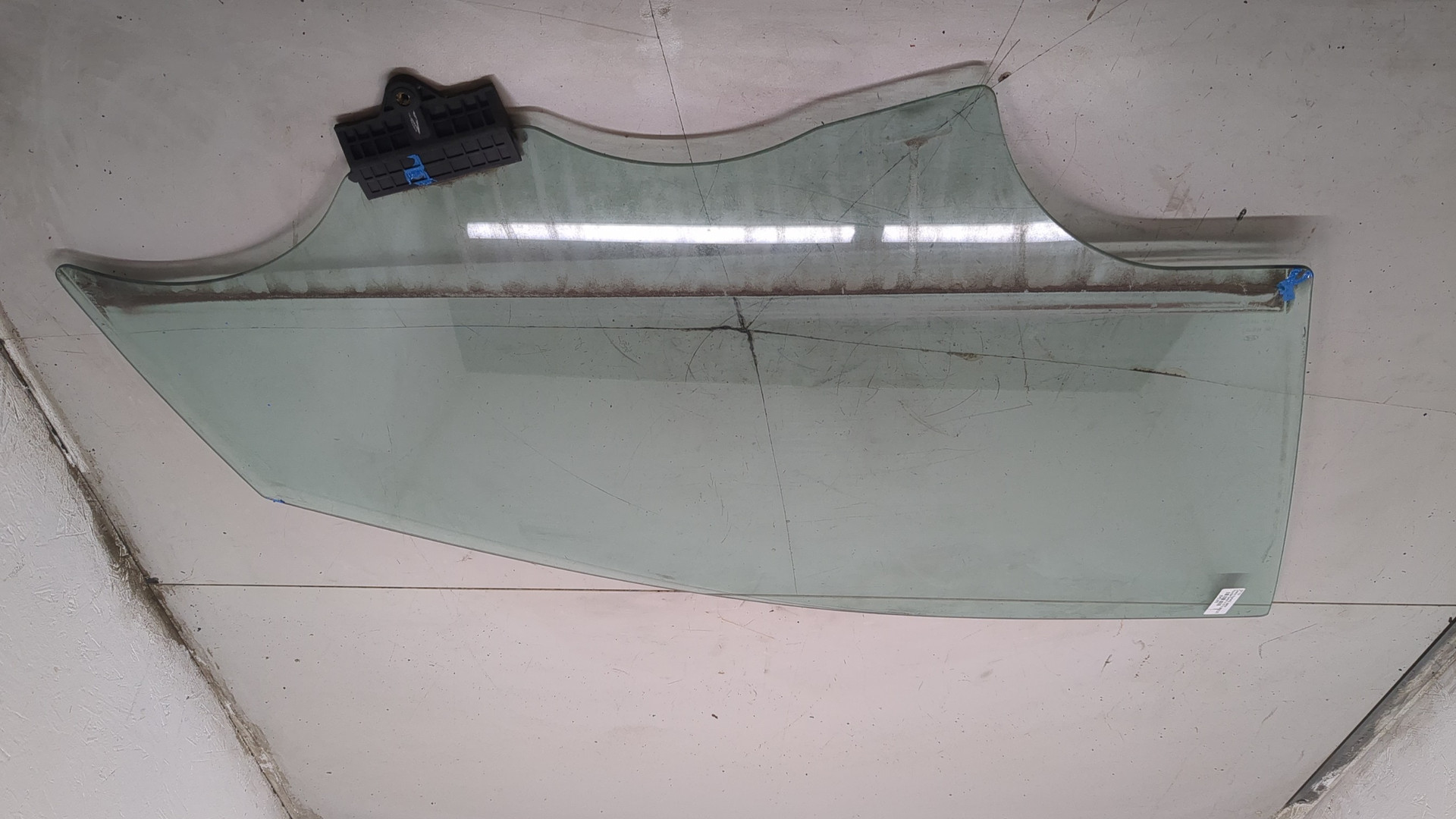 Стекло двери передней правой