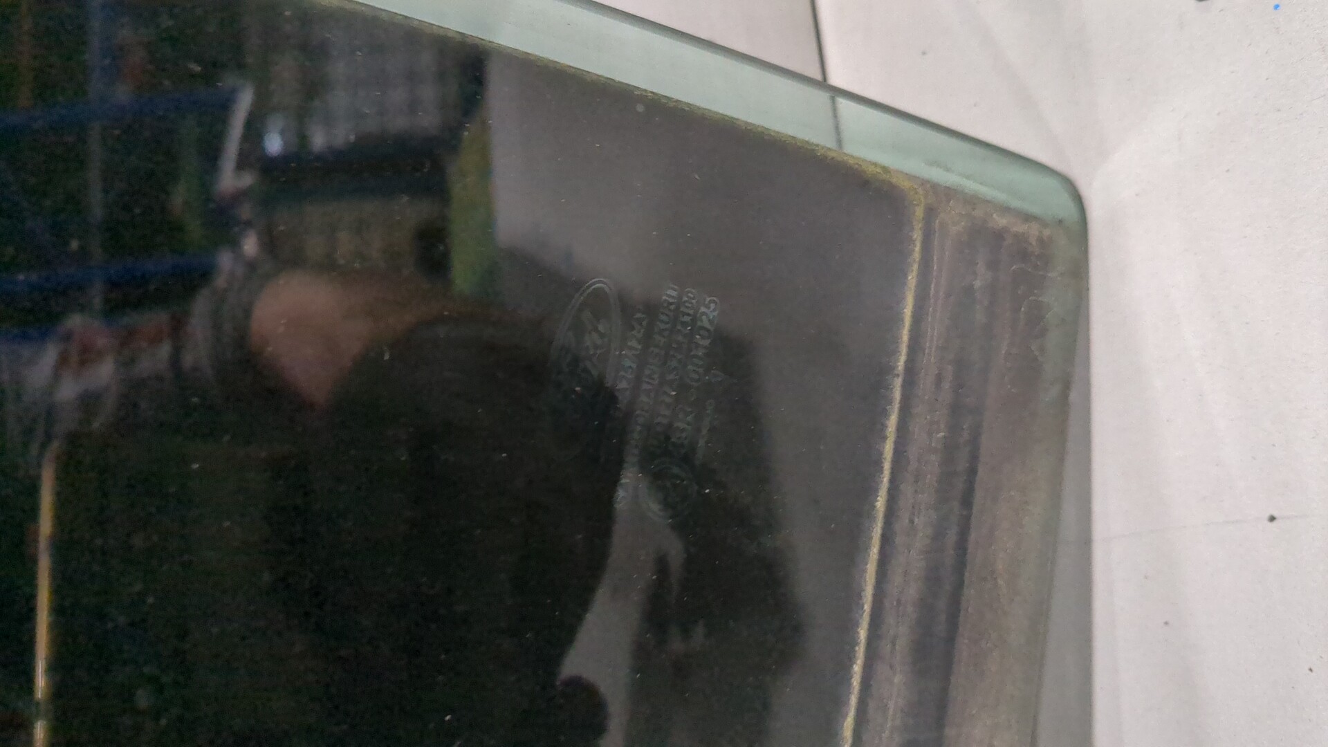 Стекло двери задней правой