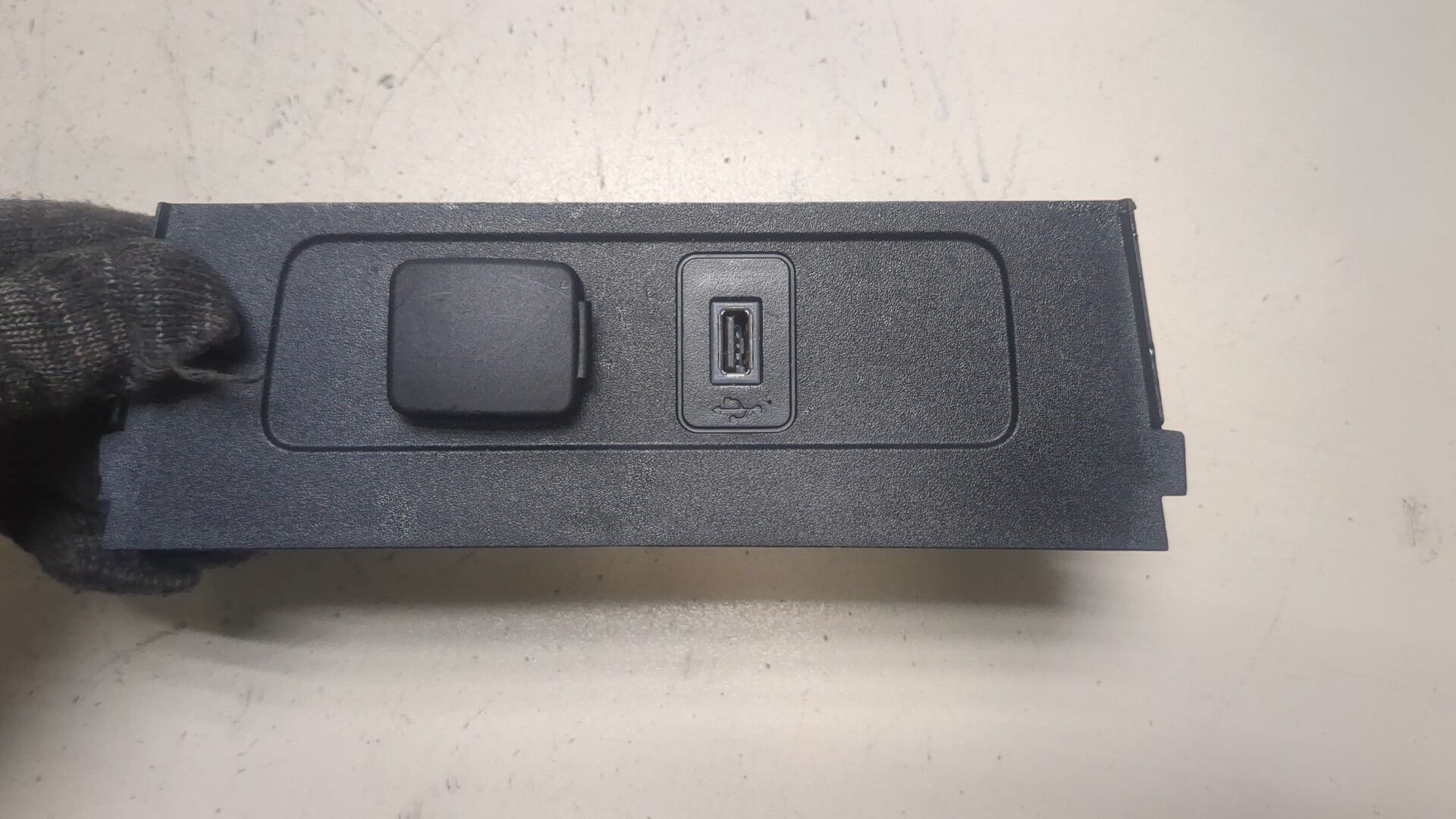 Гнездо AUX / USB IN