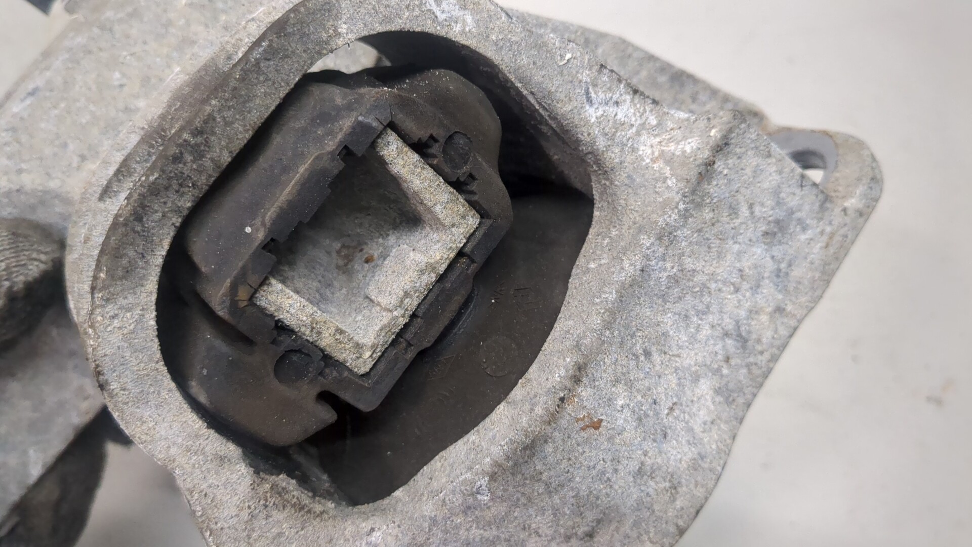 Опора двигателя