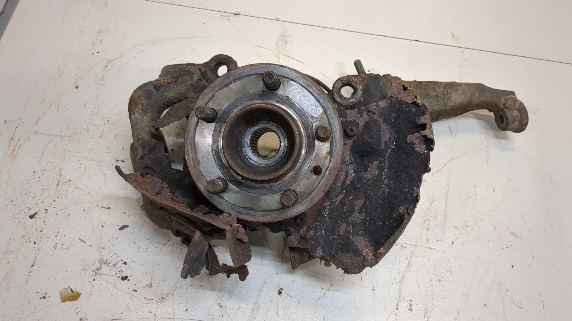 Кулак поворотный передний правый