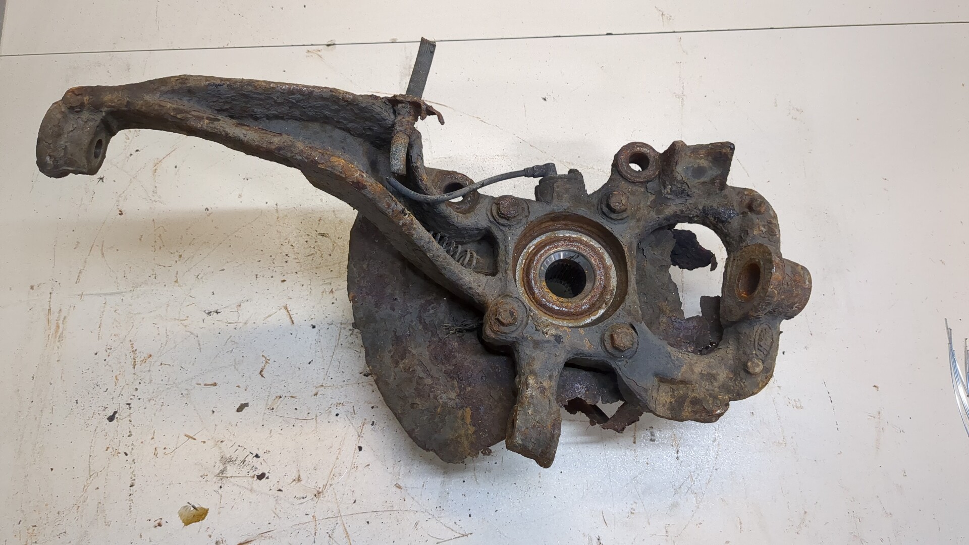 Кулак поворотный передний правый