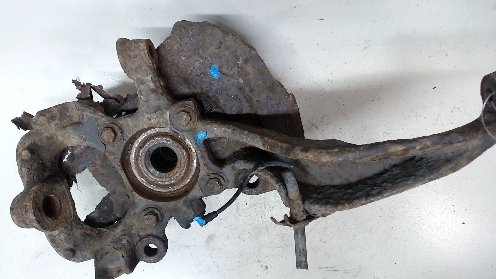 Кулак поворотный передний правый