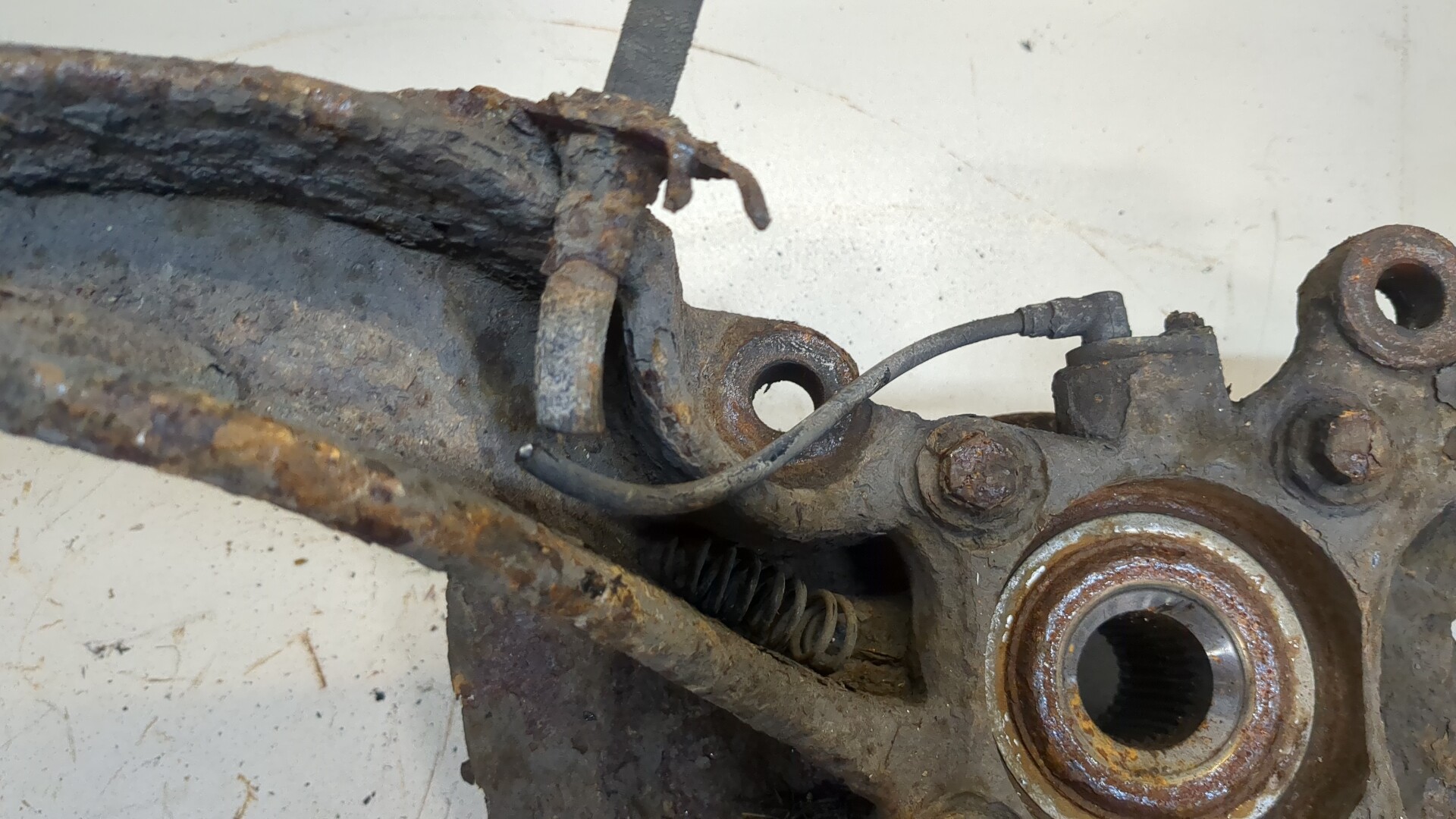 Кулак поворотный передний правый