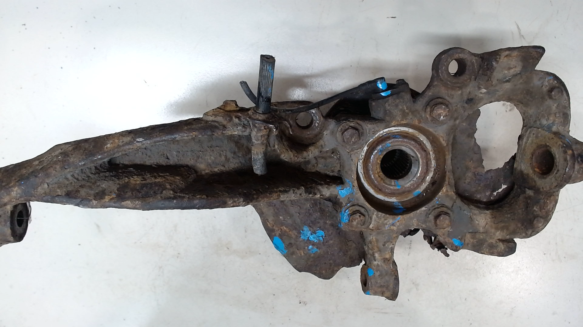 Кулак поворотный передний правый