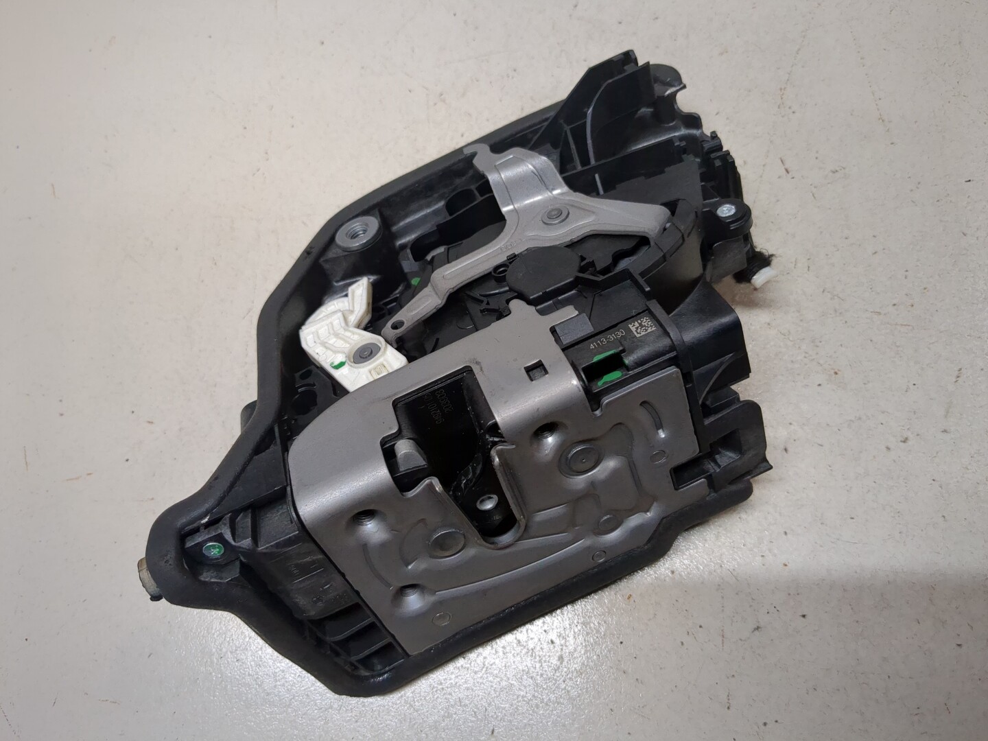 Замок двери передней левой