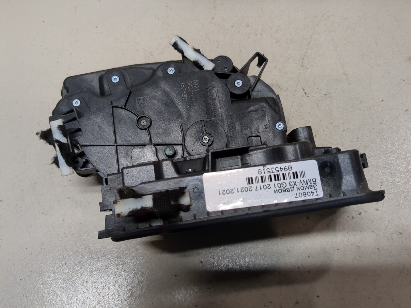 Замок двери передней левой