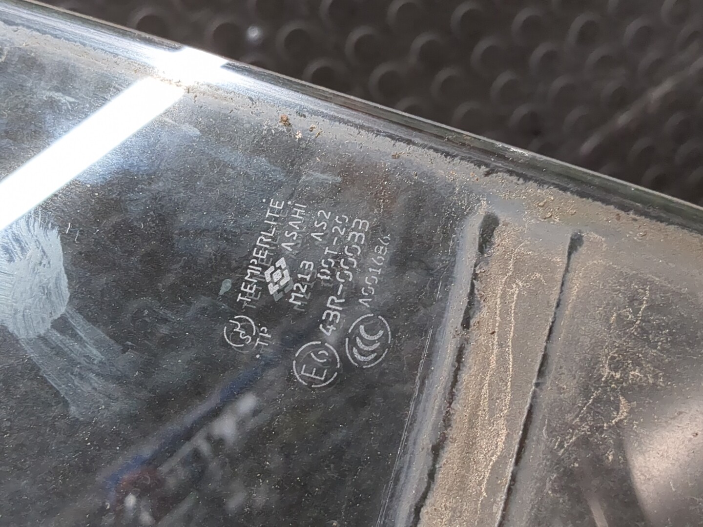 Стекло двери передней левой