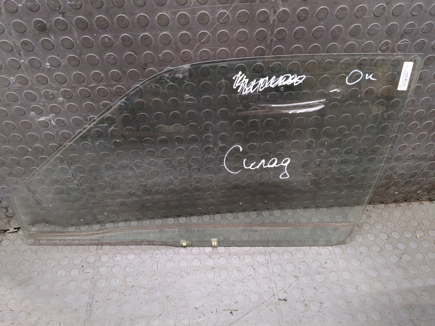 Стекло двери передней левой