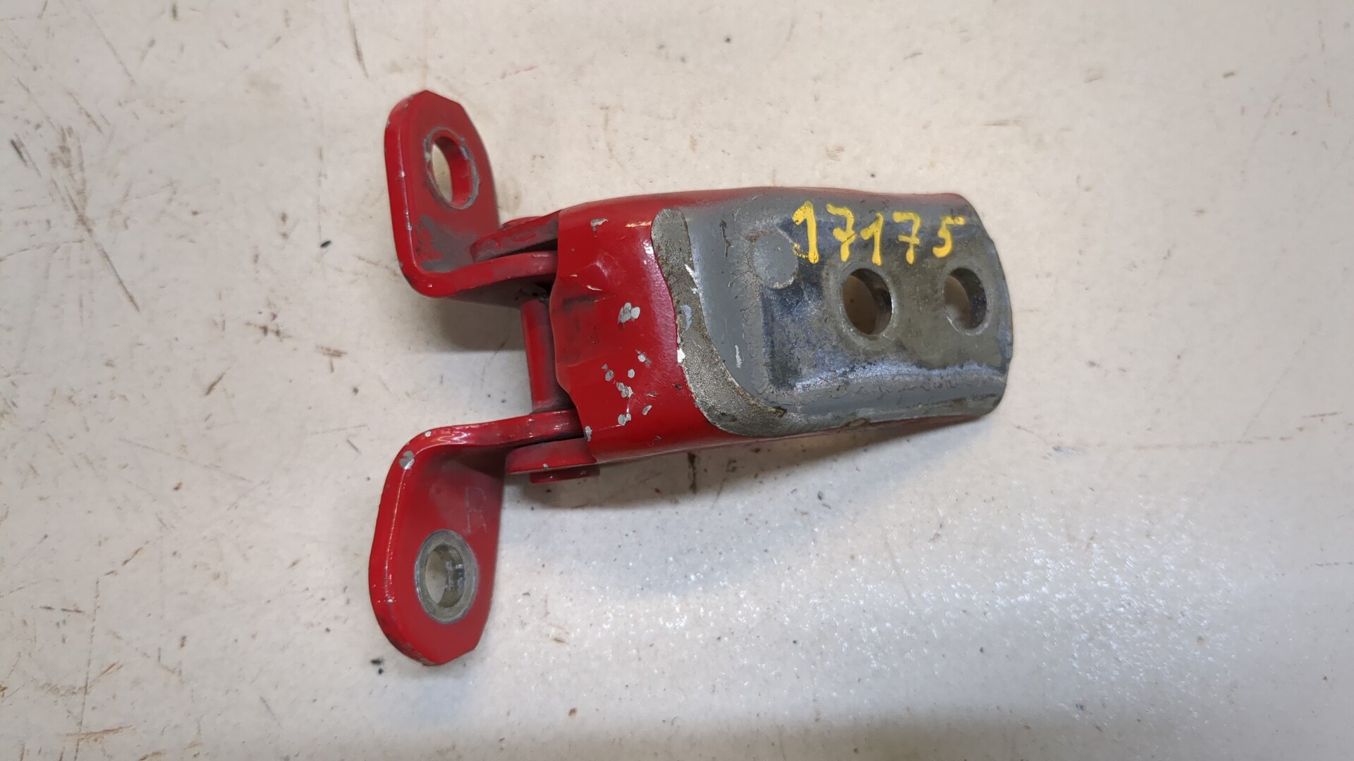 Петля двери