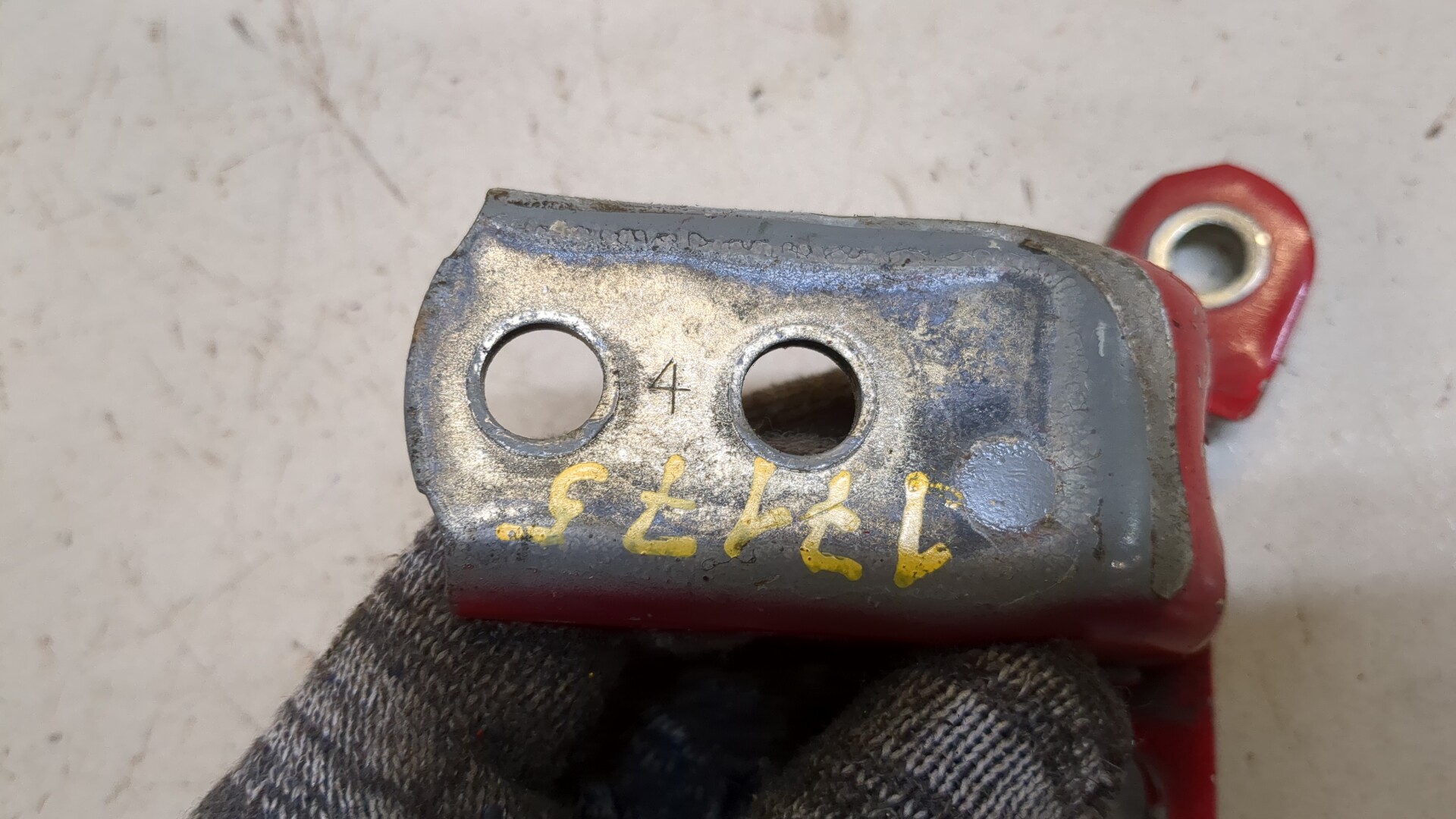 Петля двери