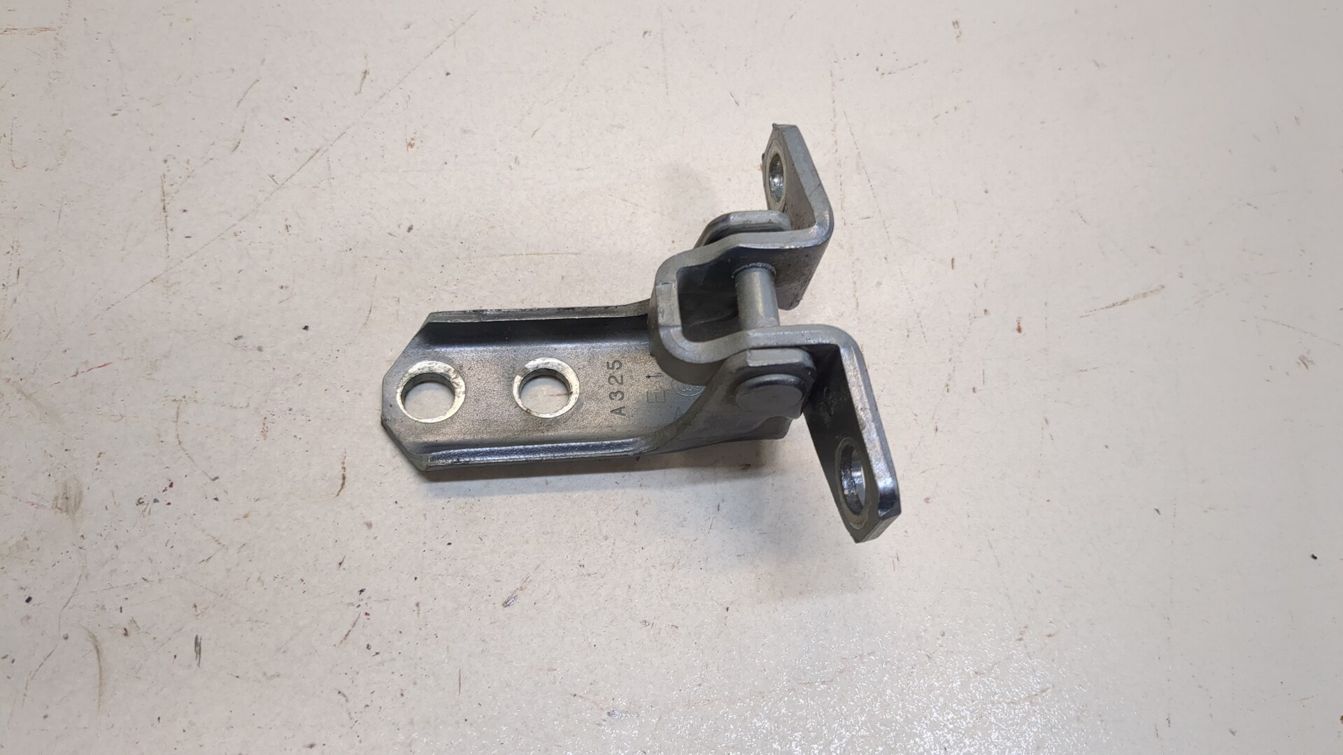 Петля двери