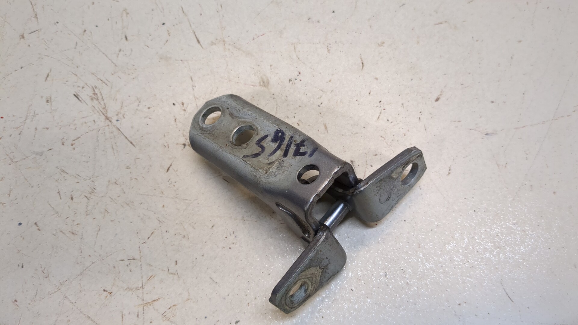 Петля двери