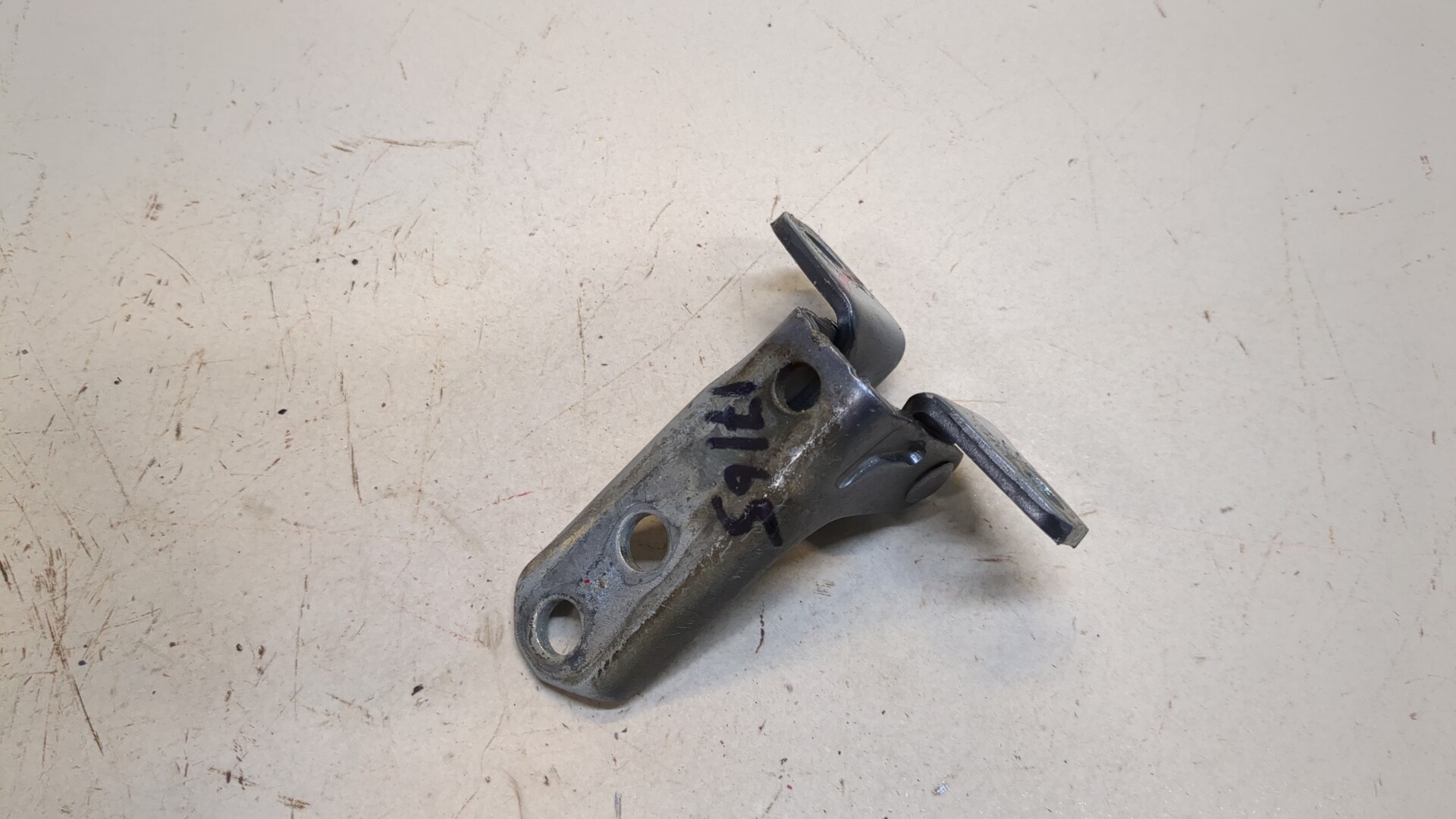 Петля двери