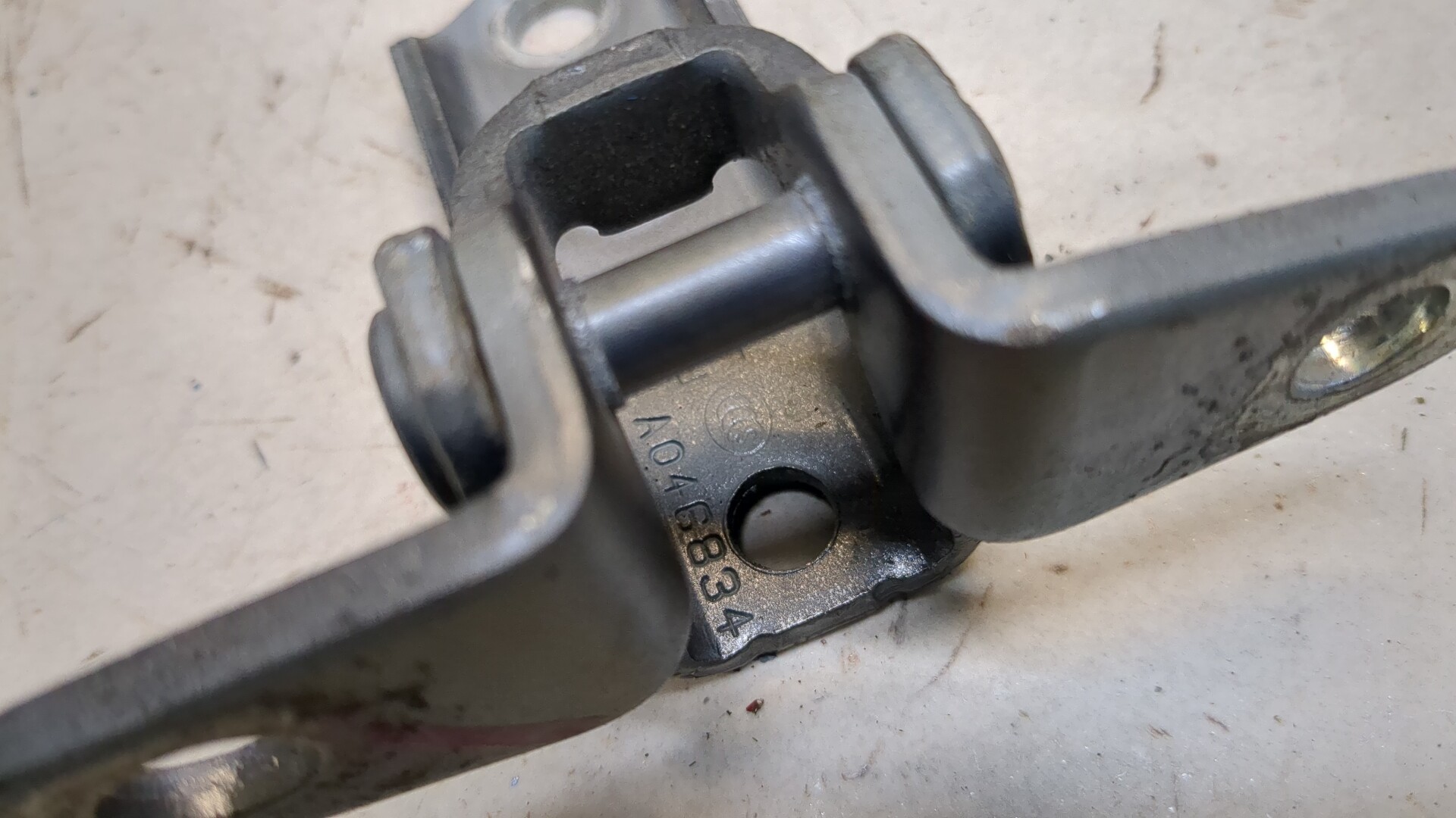 Петля двери