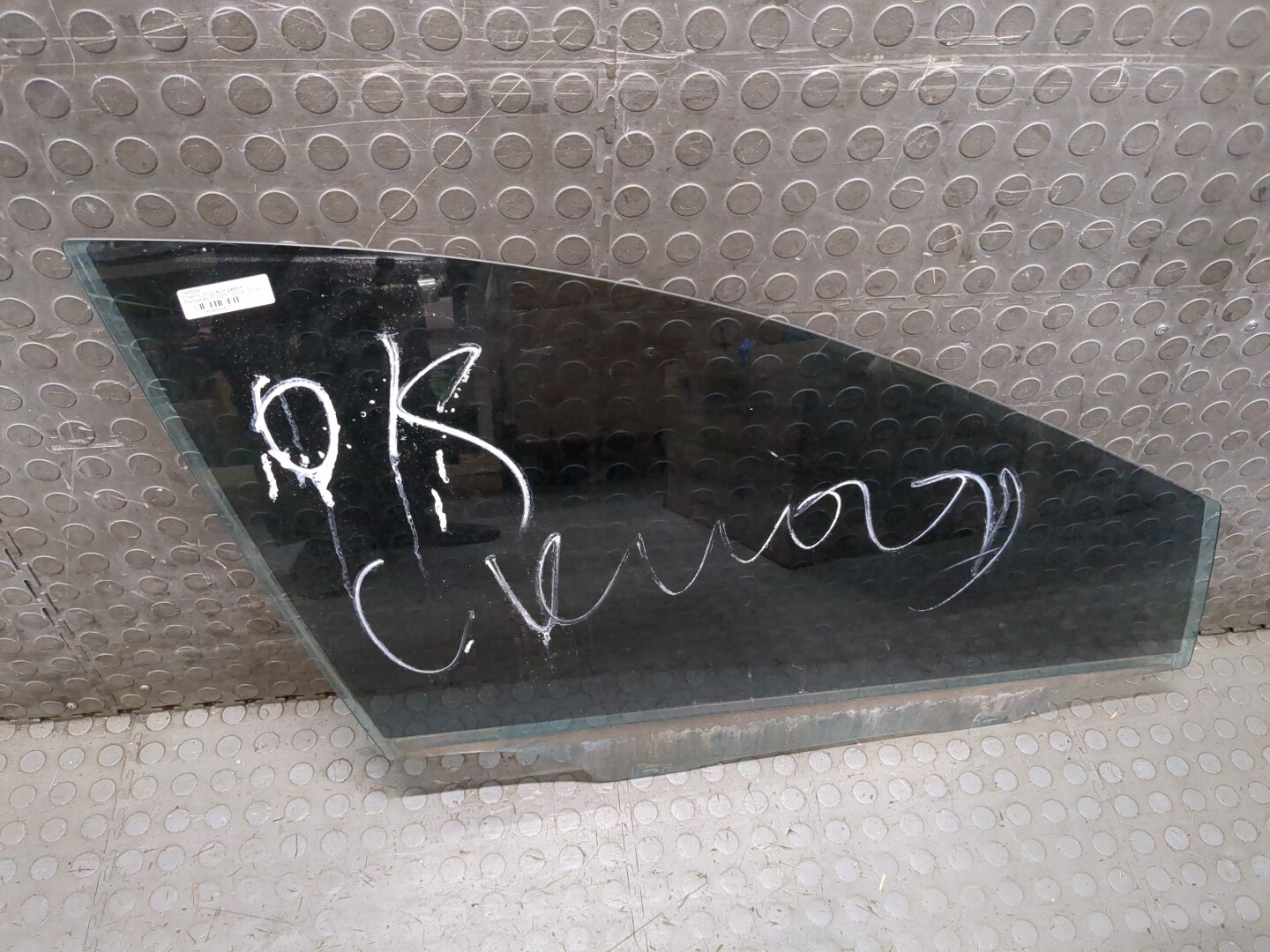 Стекло двери передней правой