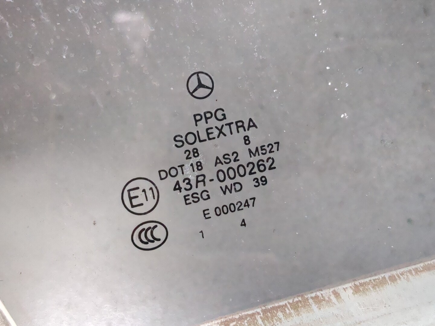 Стекло двери передней правой