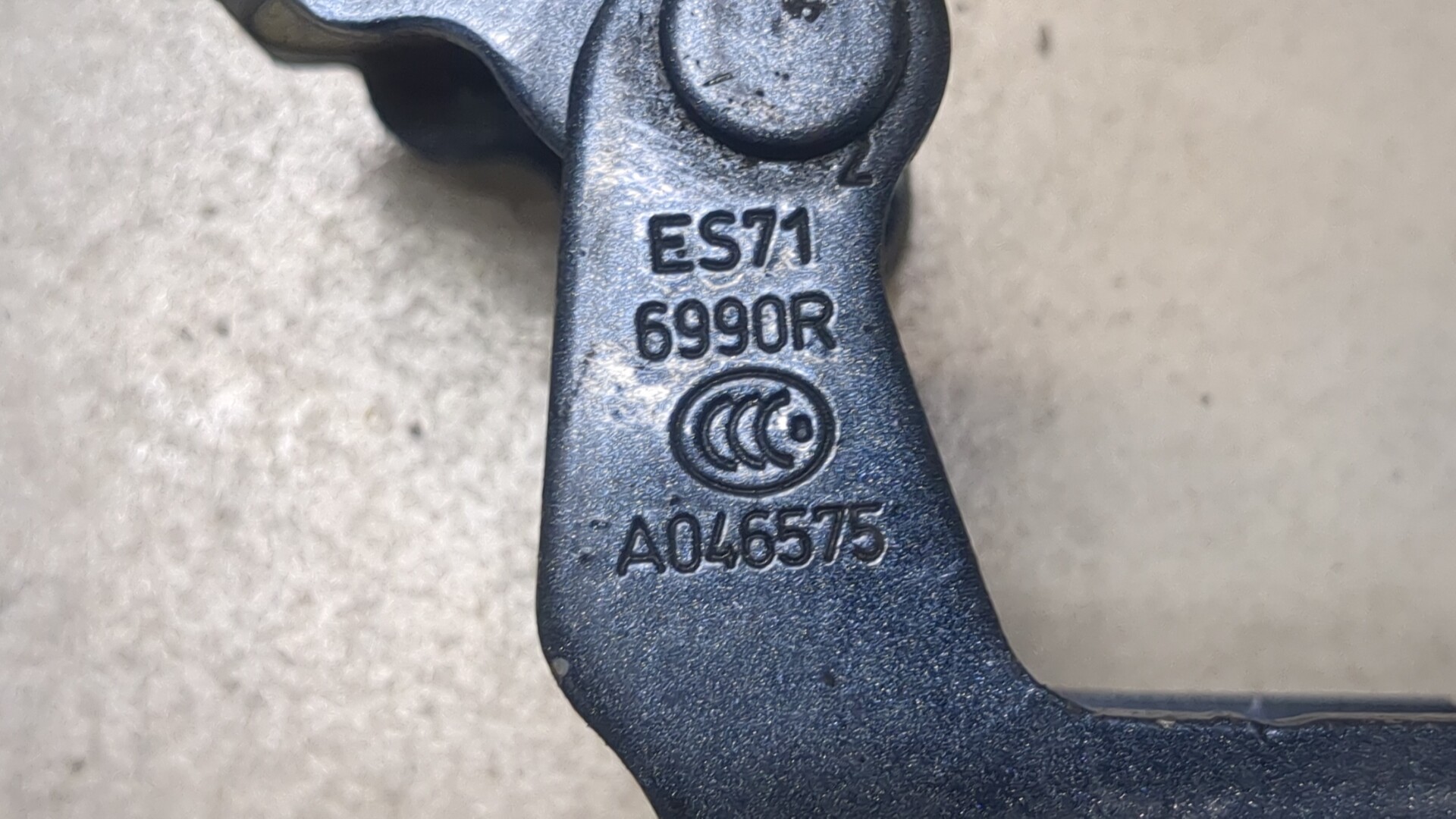 Петля двери