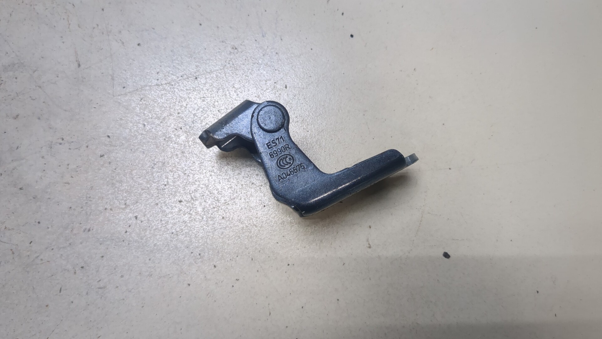 Петля двери