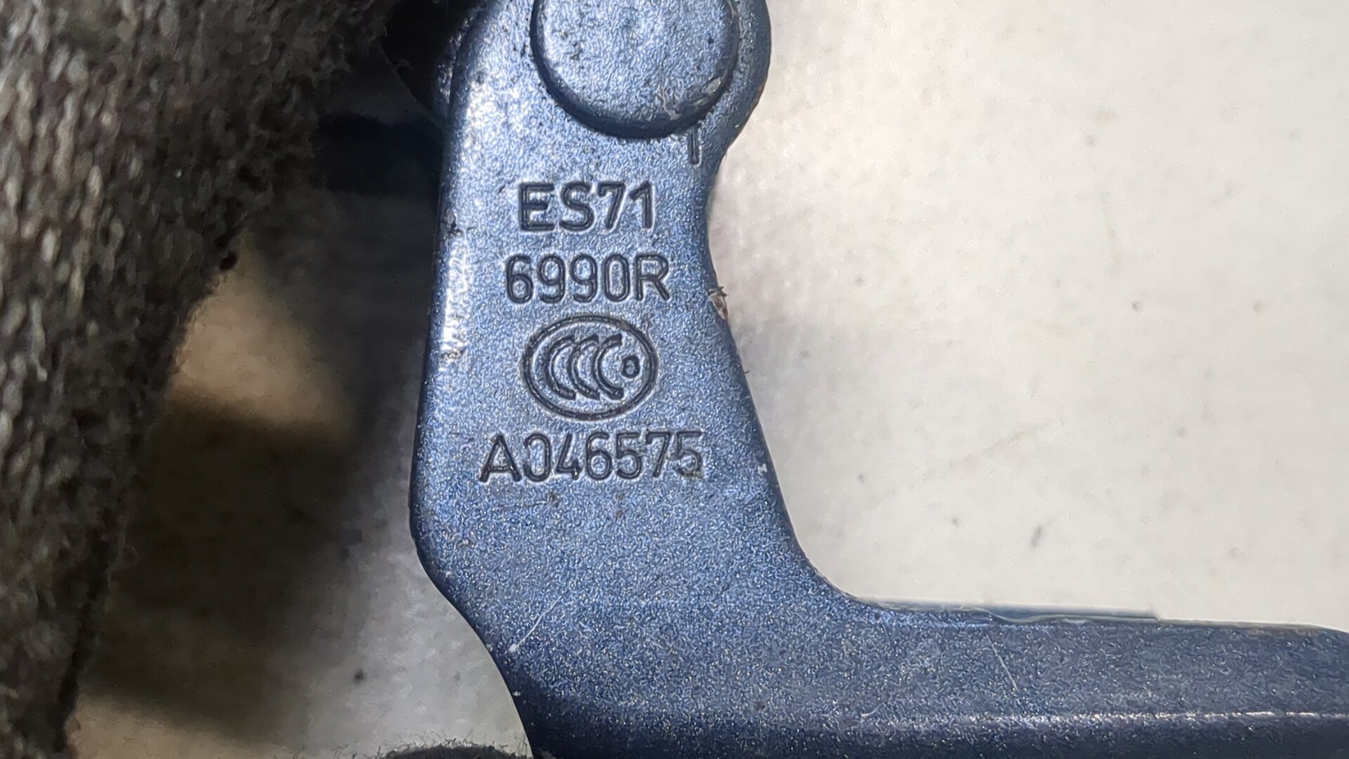 Петля двери