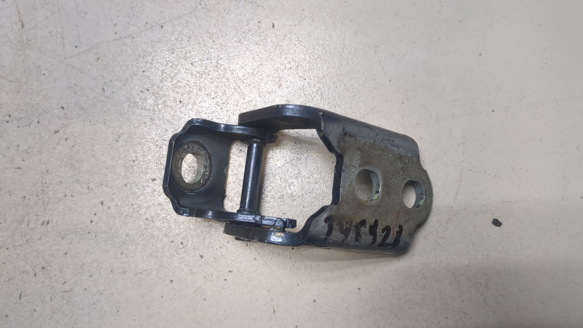 Петля двери