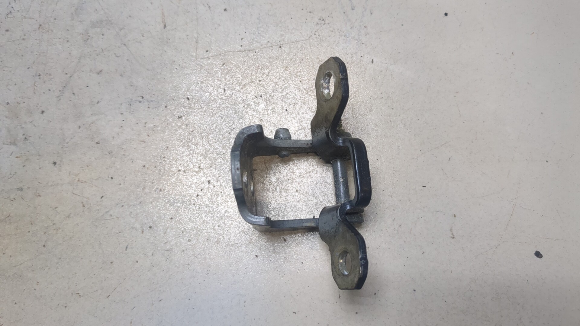 Петля двери