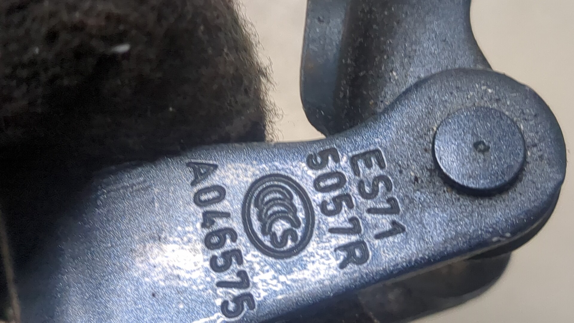 Петля двери