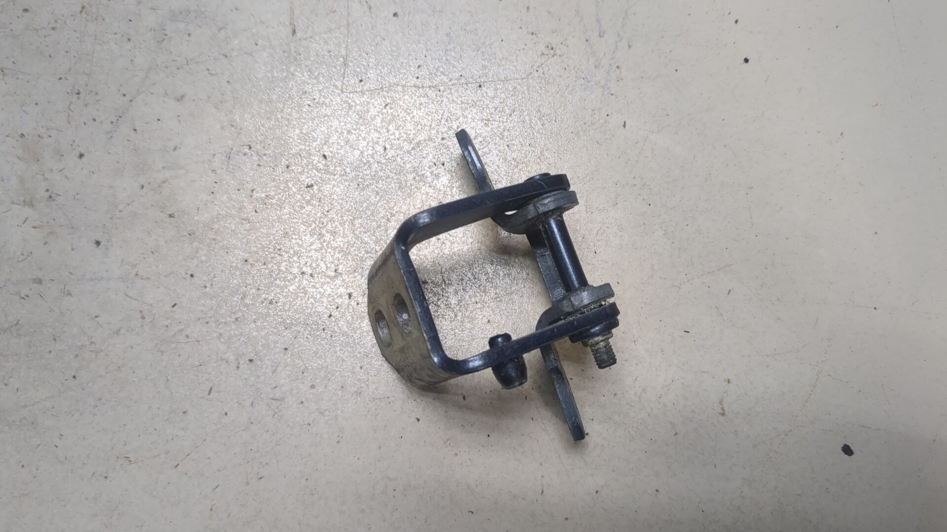 Петля двери