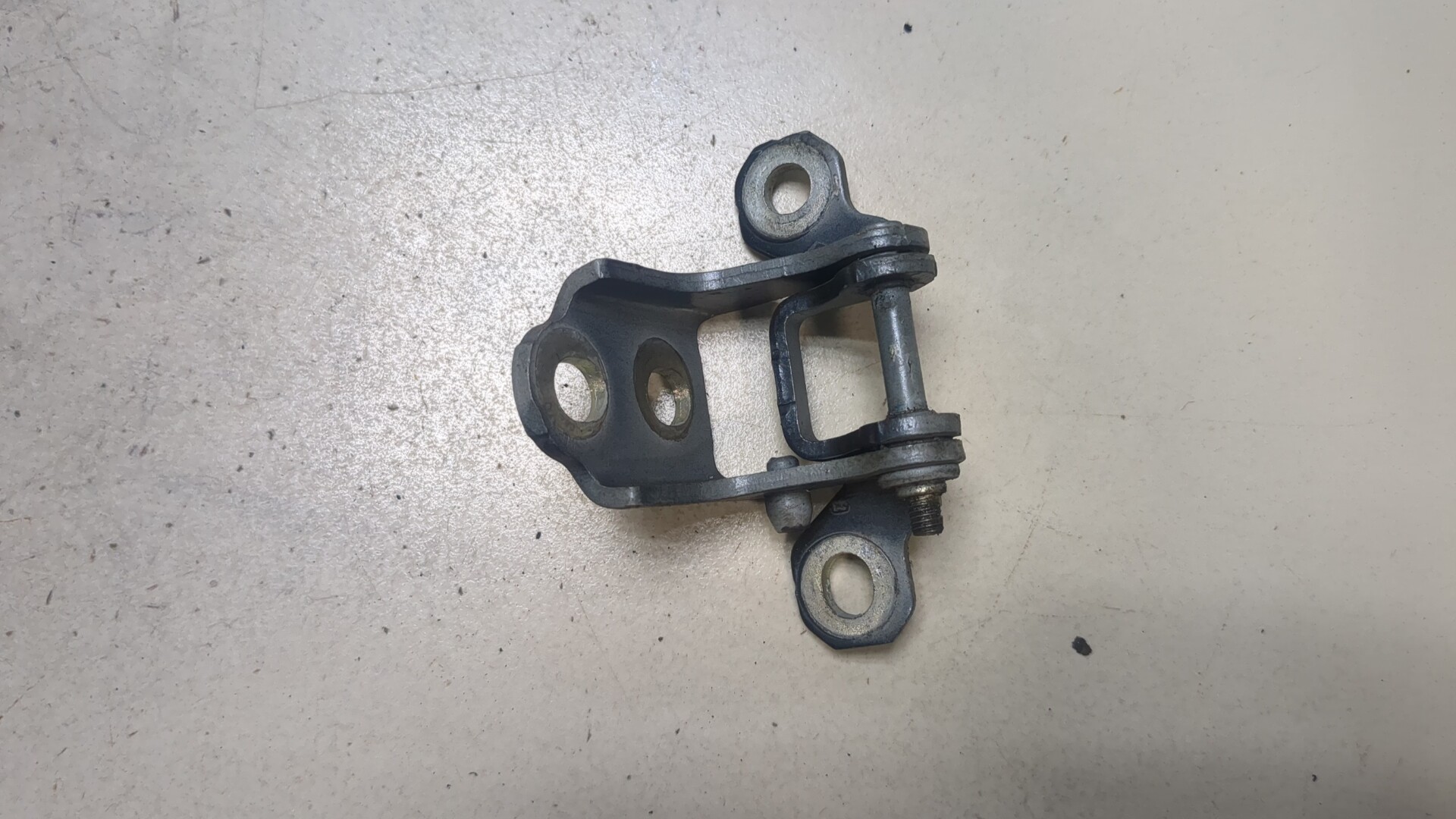 Петля двери