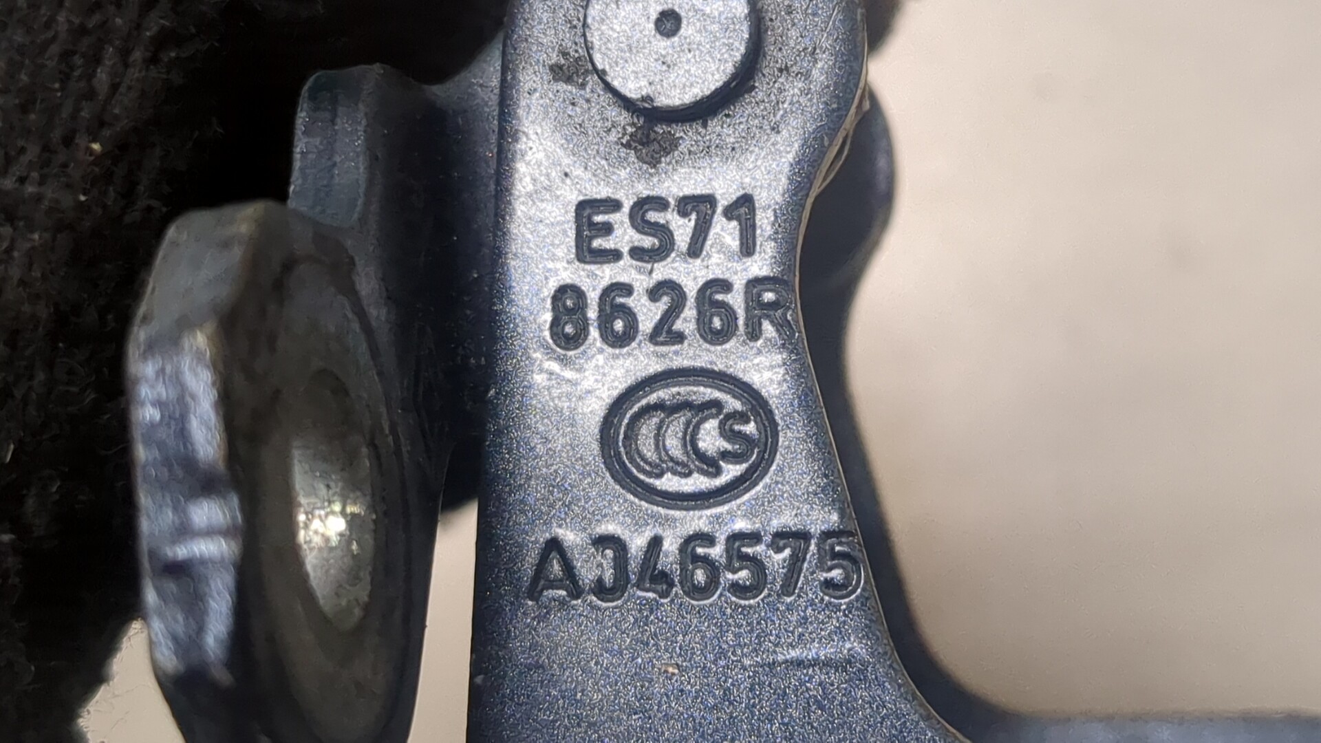 Петля двери