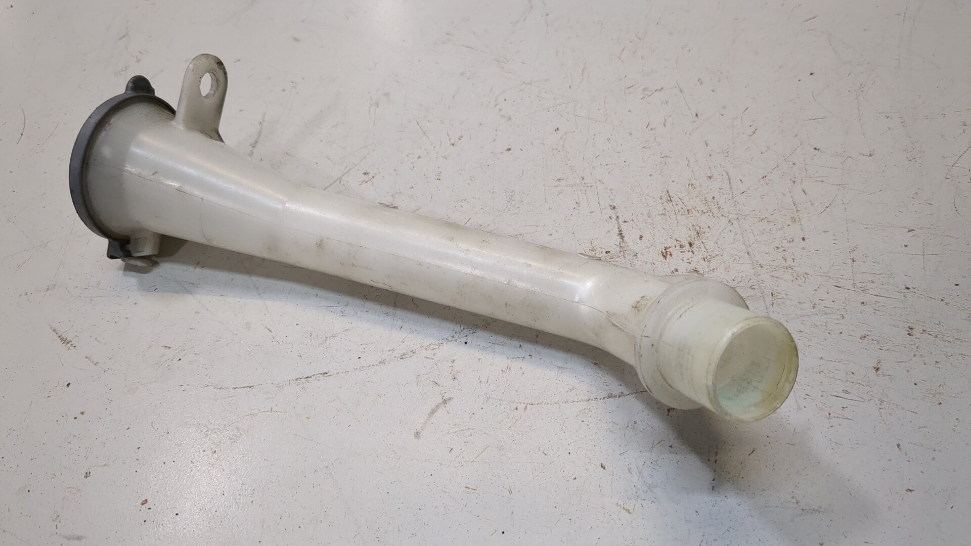 Горловина бачка омывателя