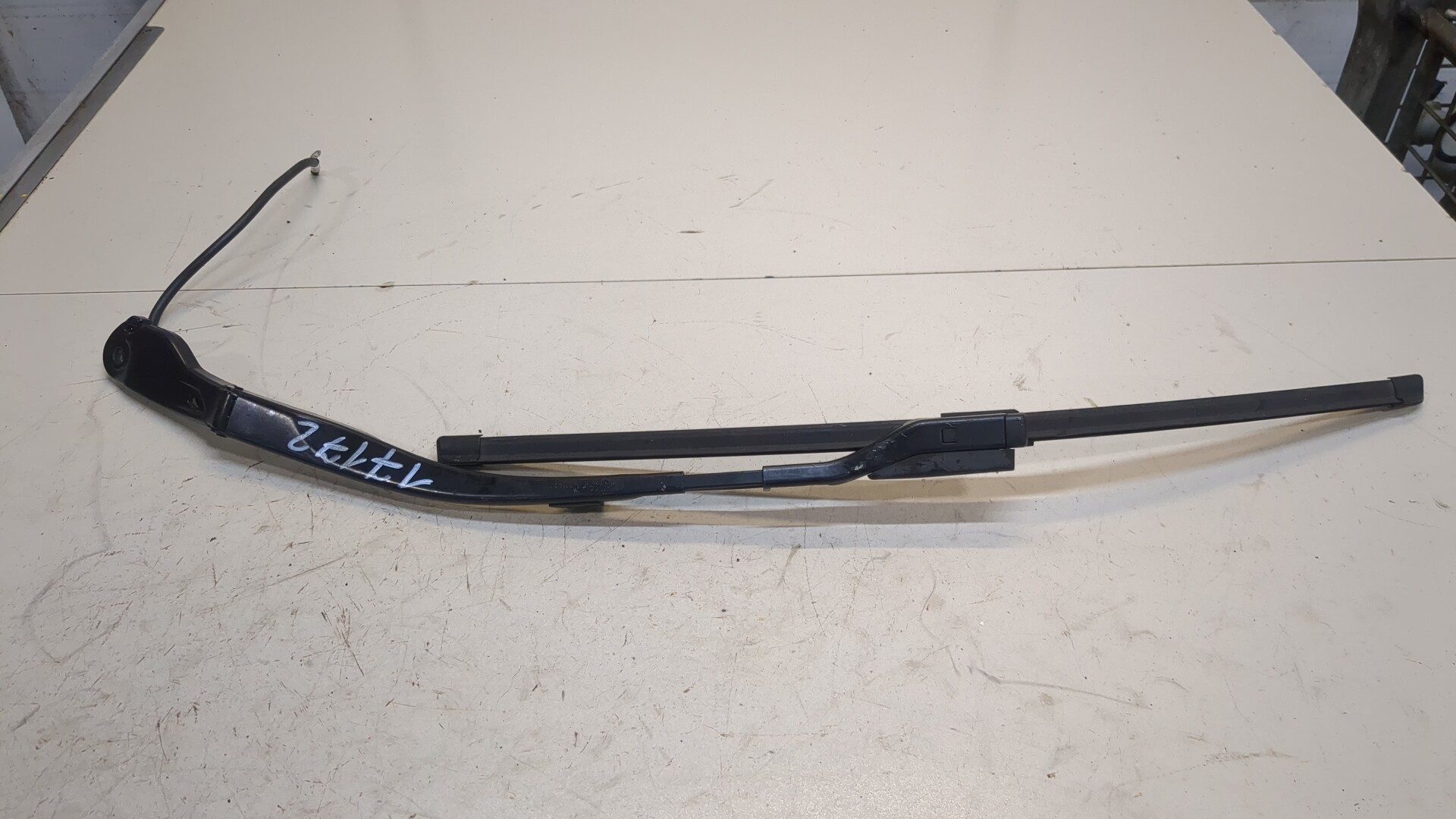 Поводок стеклоочистителя передний левый