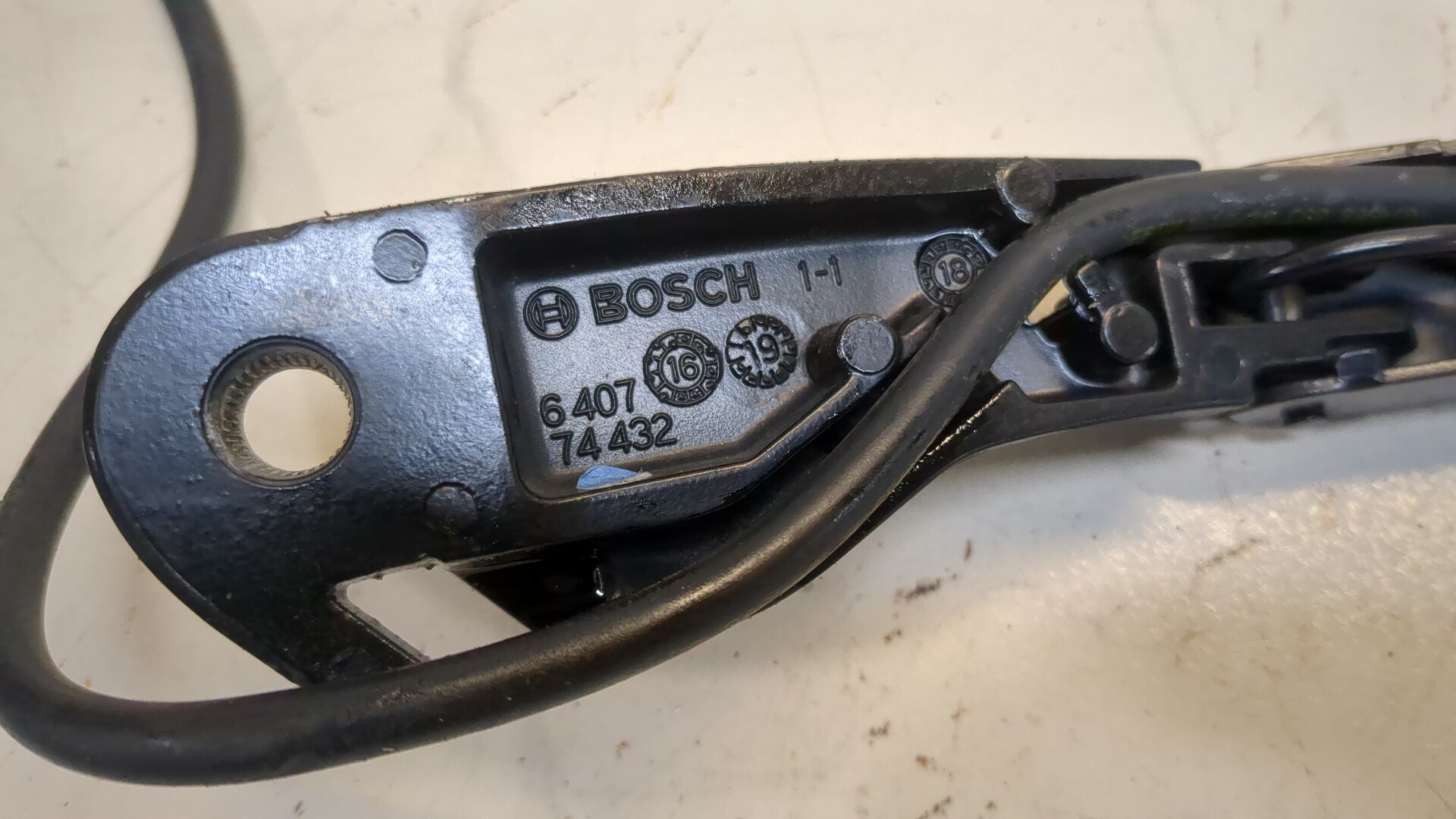 Поводок стеклоочистителя передний левый