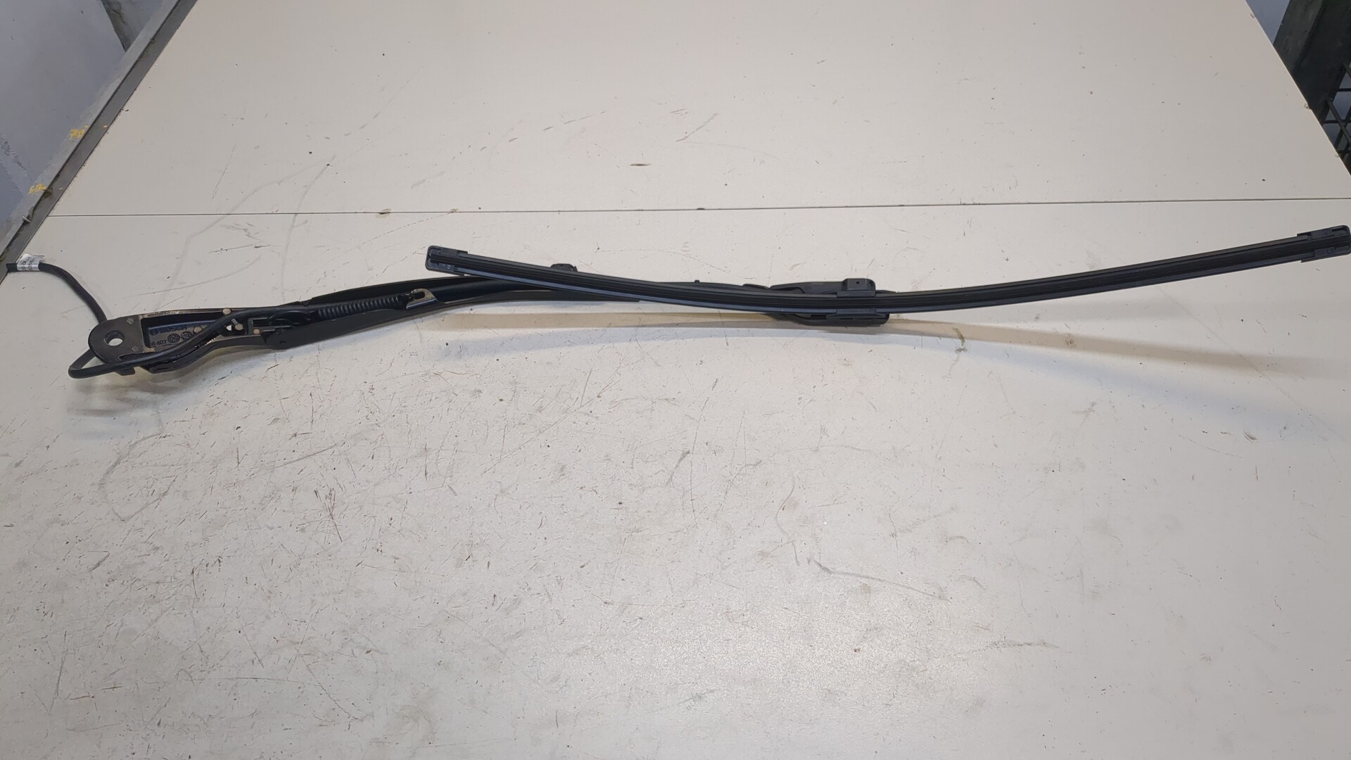 Поводок стеклоочистителя передний левый