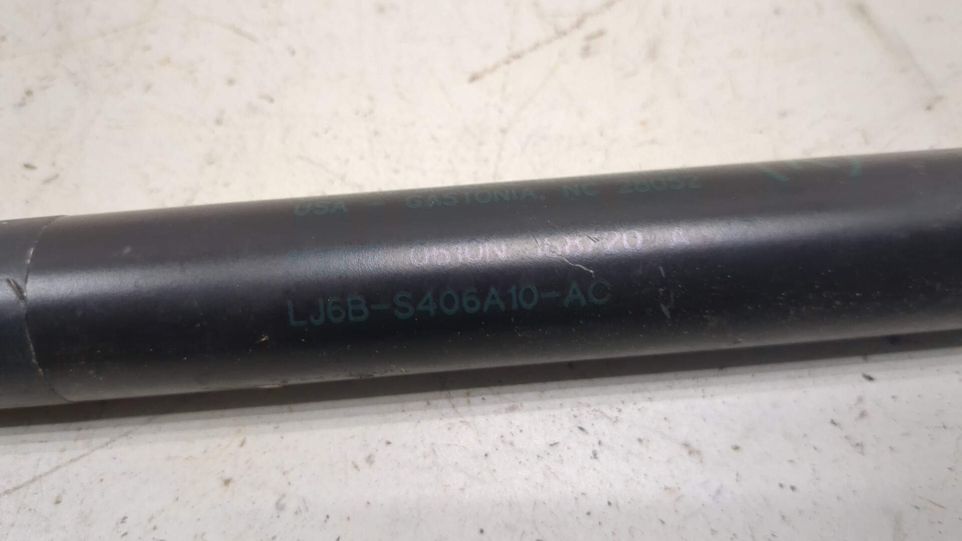 Амортизатор крышки багажника