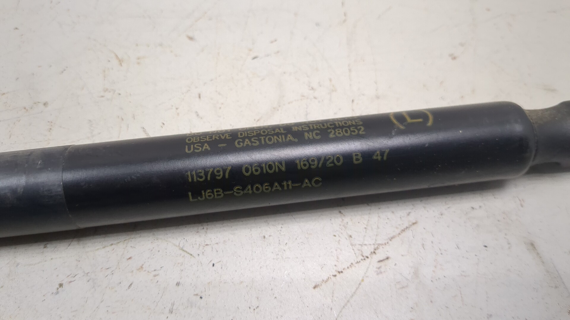 Амортизатор крышки багажника