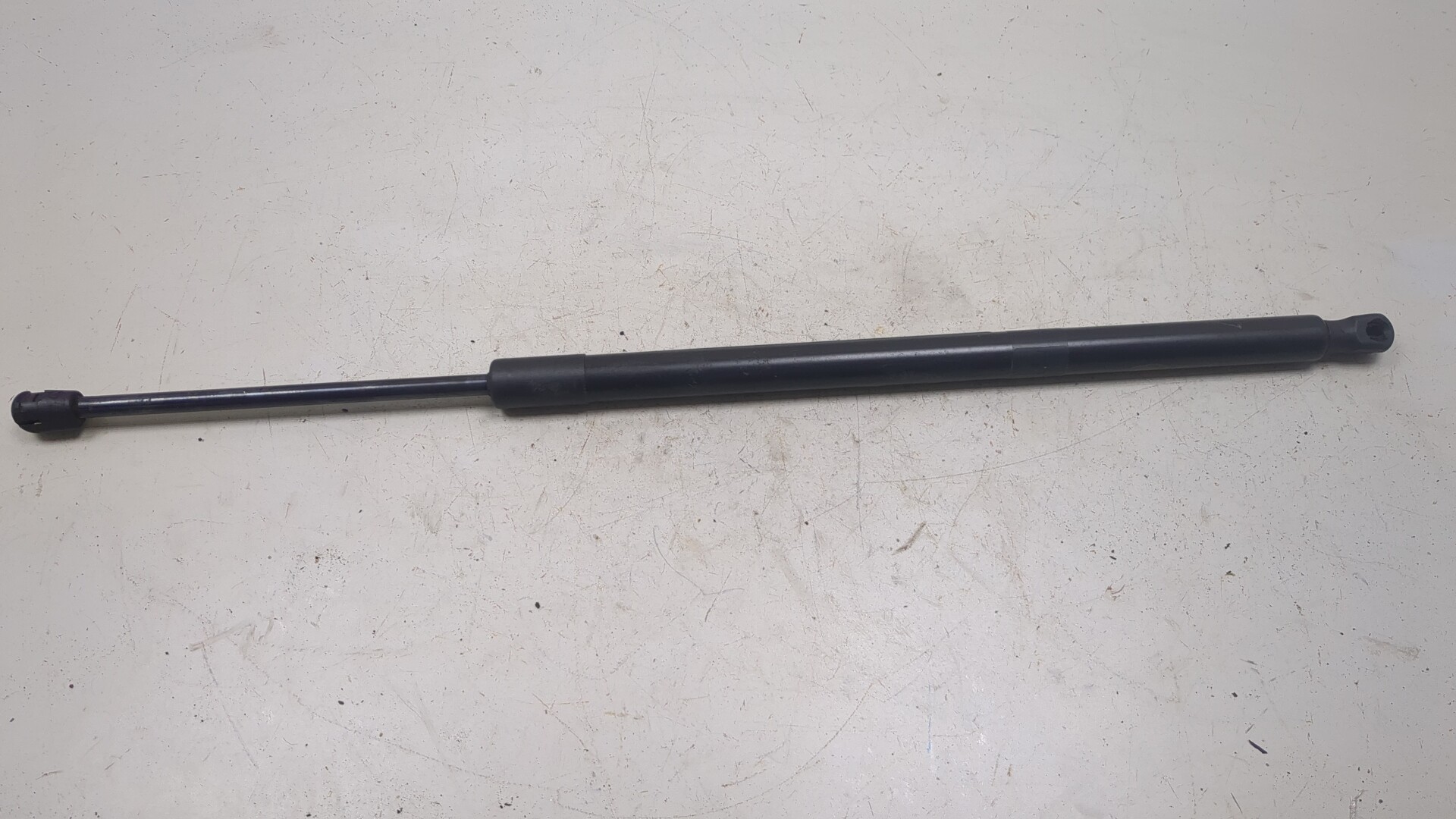 Амортизатор крышки багажника