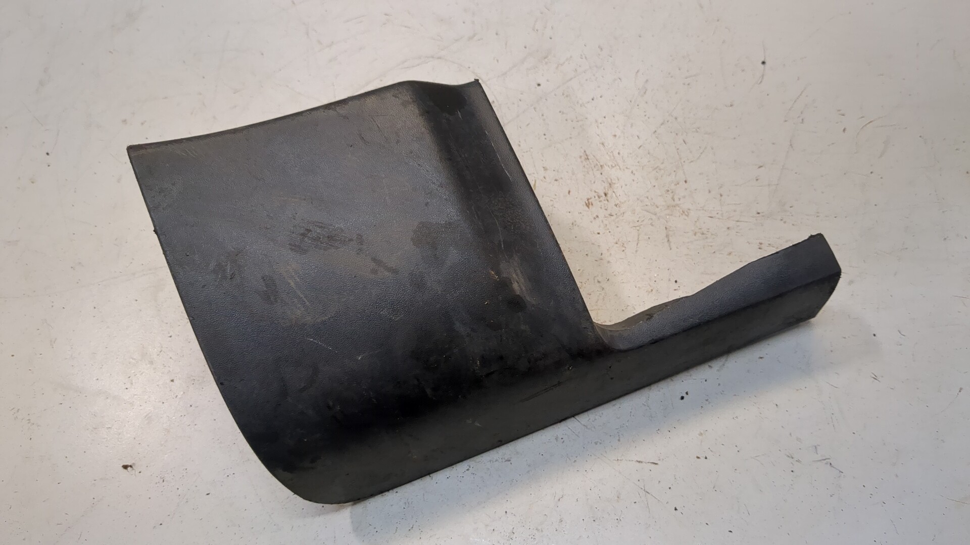 Заглушка бампера правая