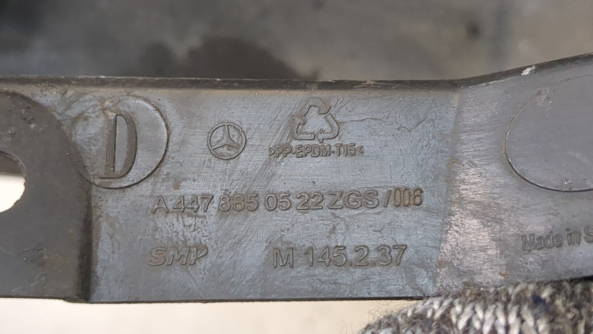 Заглушка бампера правая