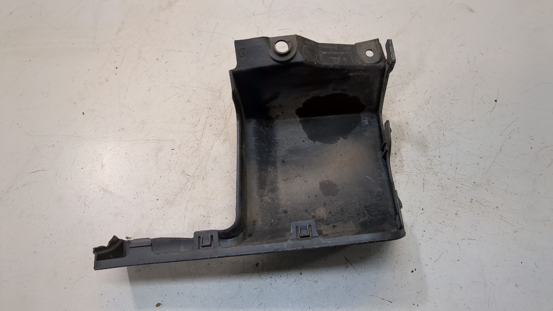 Заглушка бампера правая