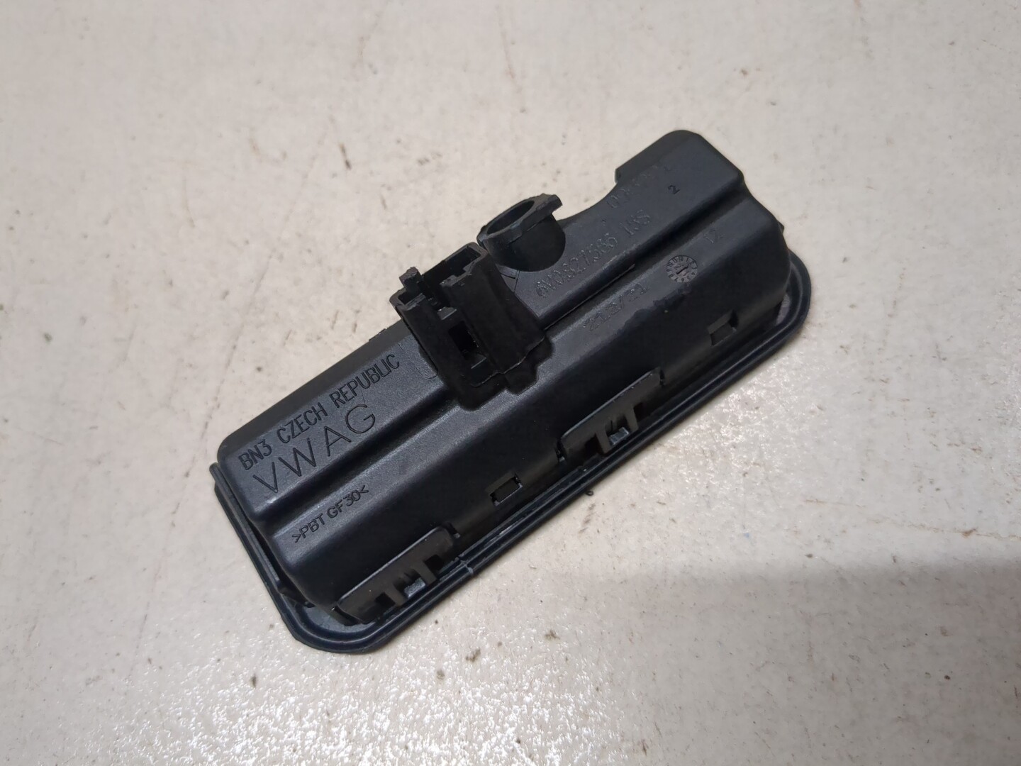 Кнопка открывания багажника