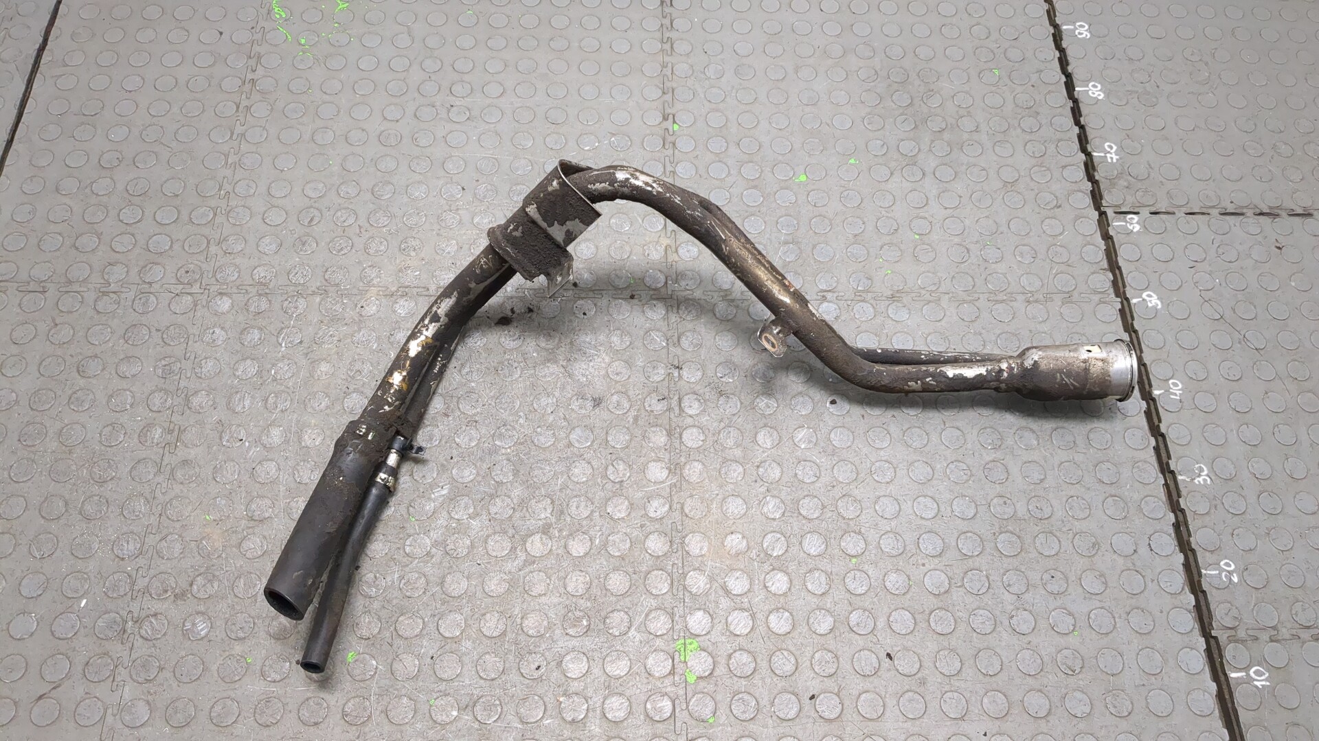 Горловина топливного бака