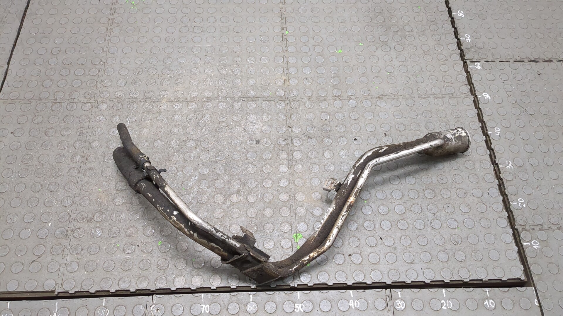 Горловина топливного бака