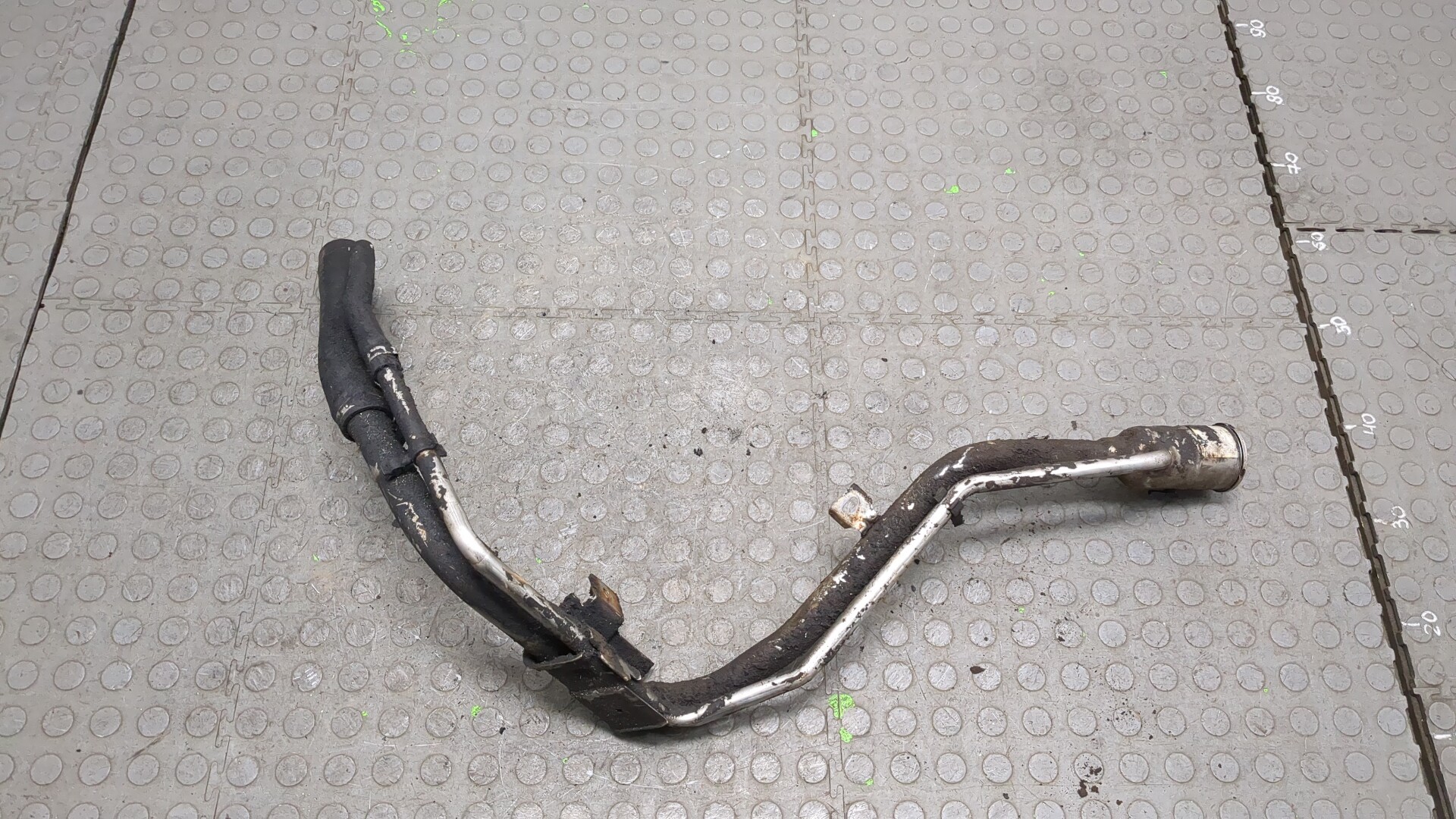 Горловина топливного бака