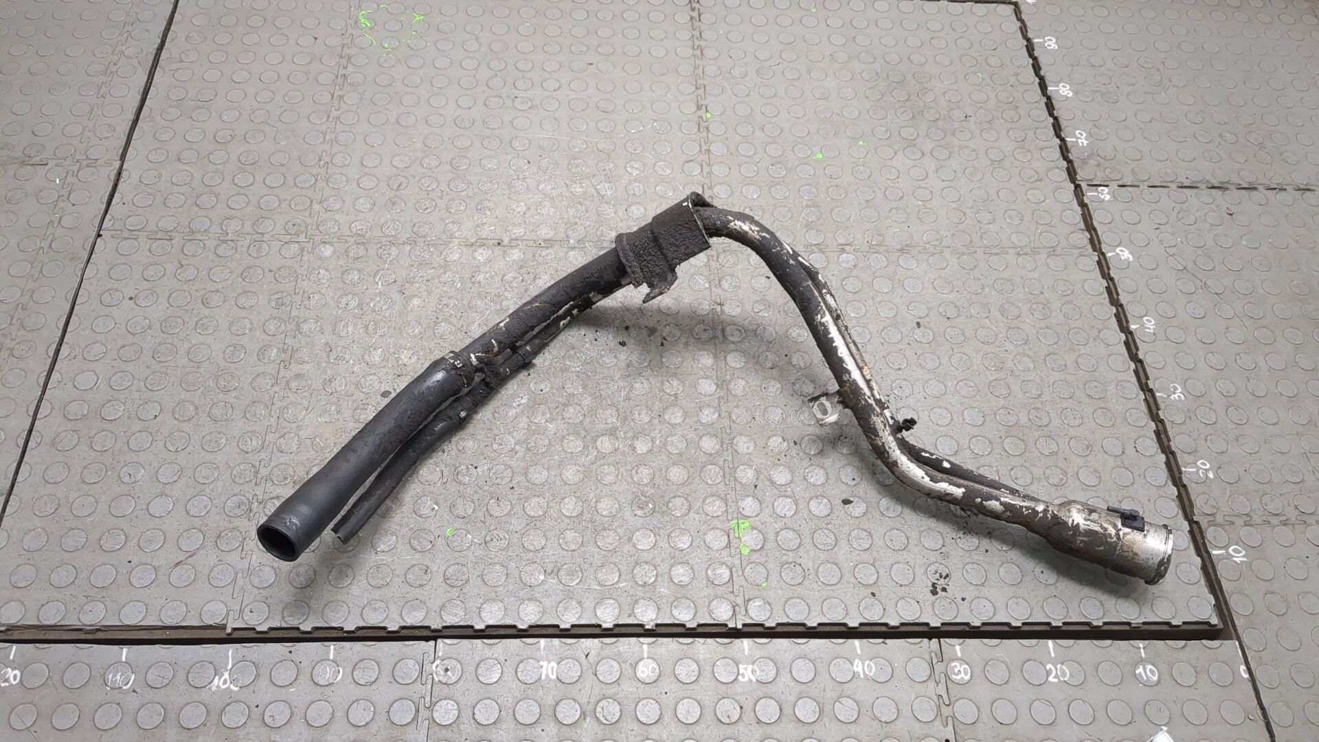 Горловина топливного бака